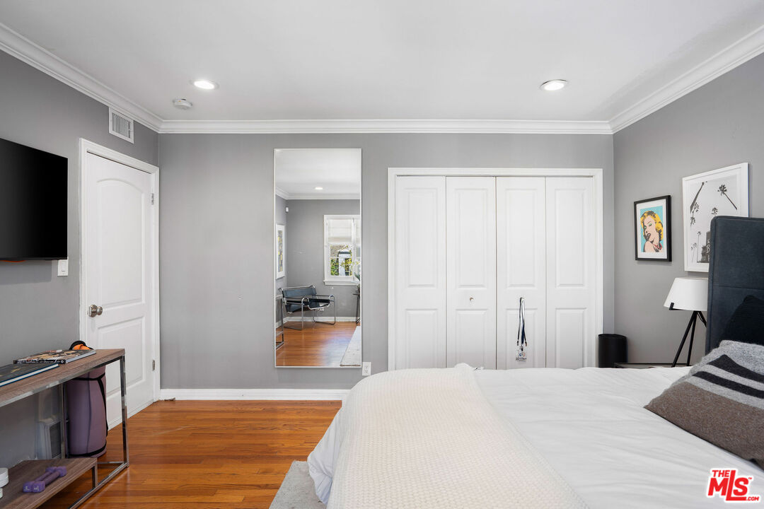 4734 Los Feliz Blvd