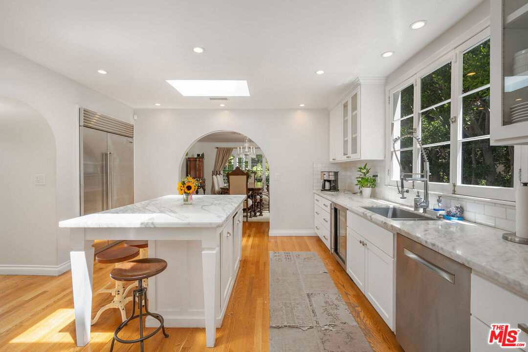 4734 Los Feliz Blvd