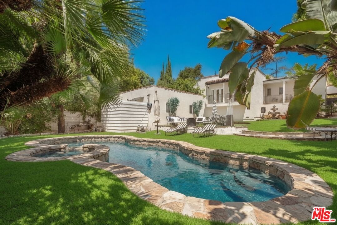 4734 Los Feliz Blvd
