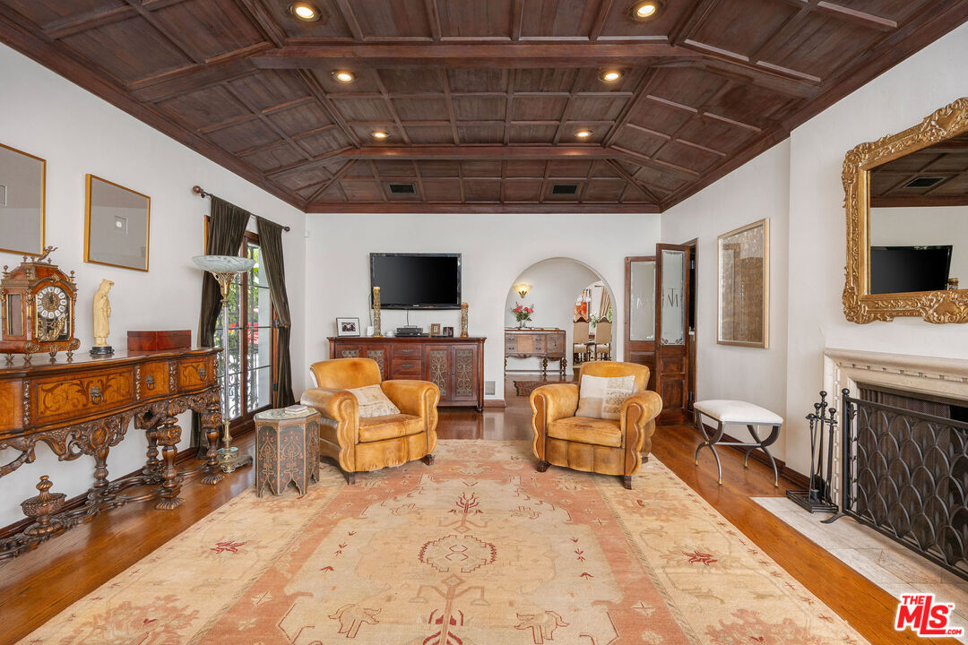 4734 Los Feliz Blvd