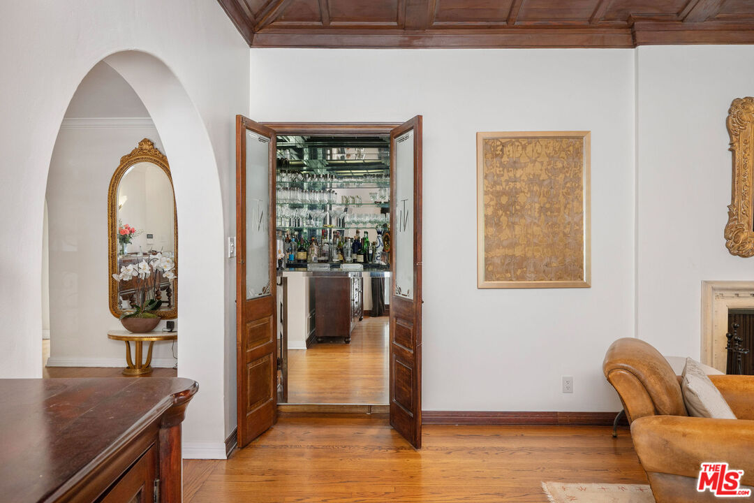 4734 Los Feliz Blvd