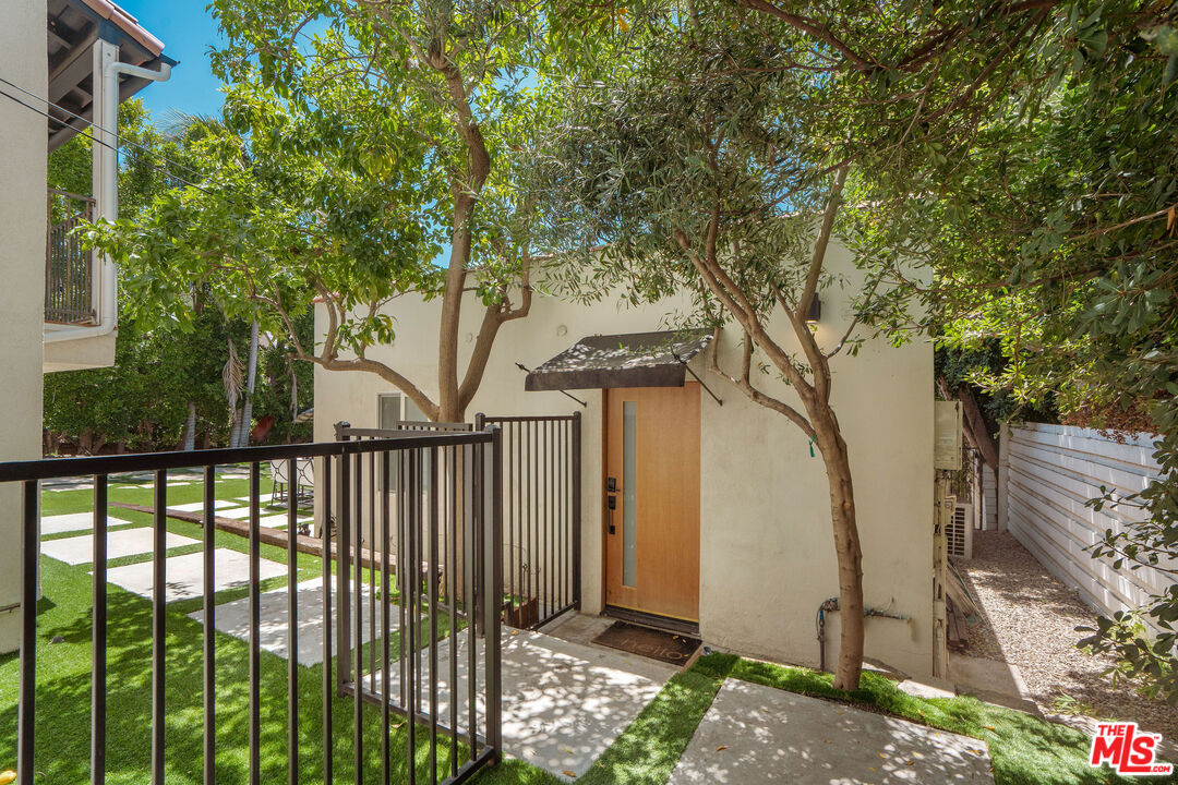 4734 Los Feliz Blvd