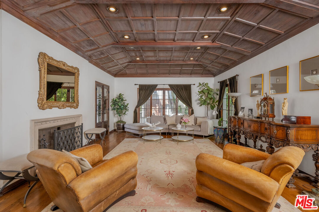 4734 Los Feliz Blvd