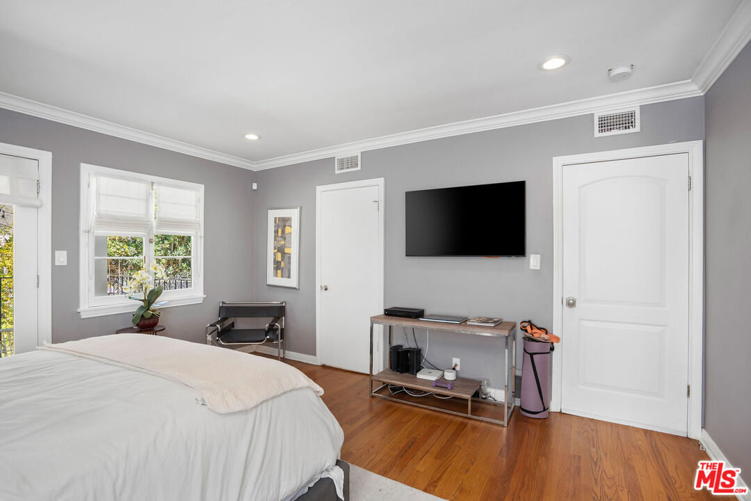 4734 Los Feliz Blvd