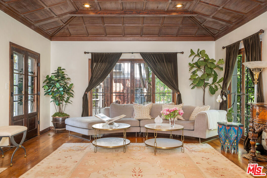 4734 Los Feliz Blvd
