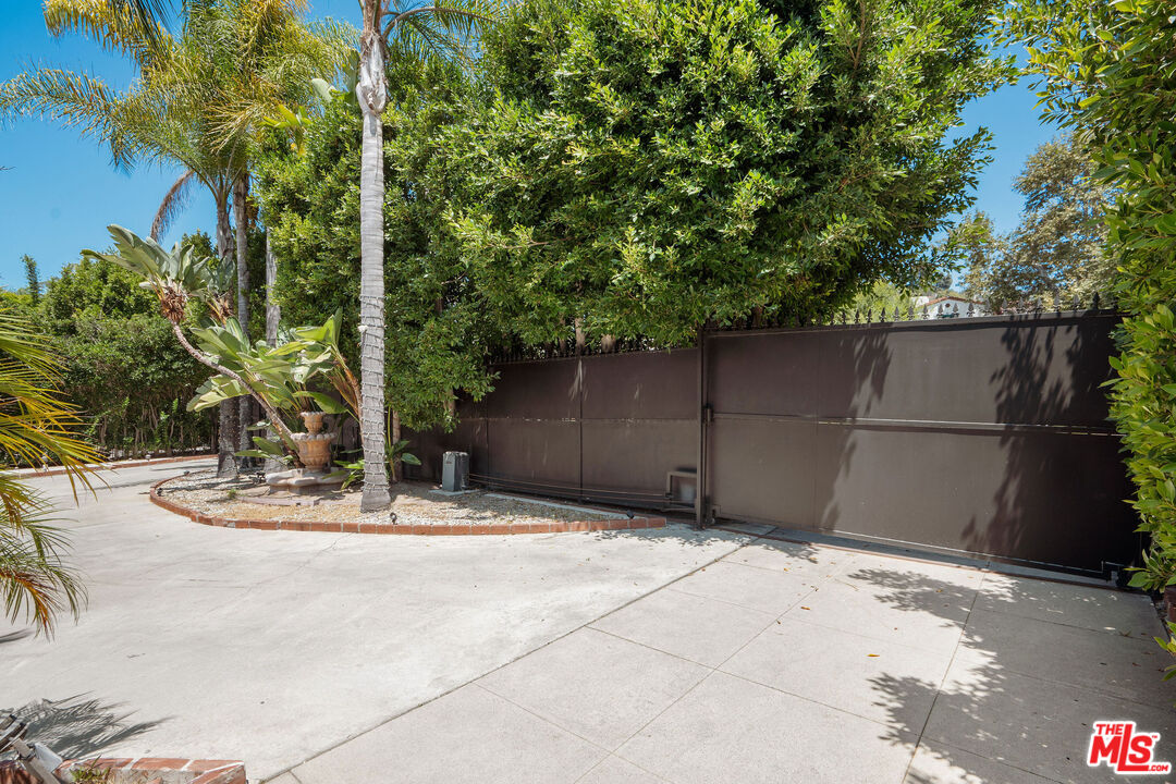 4734 Los Feliz Blvd