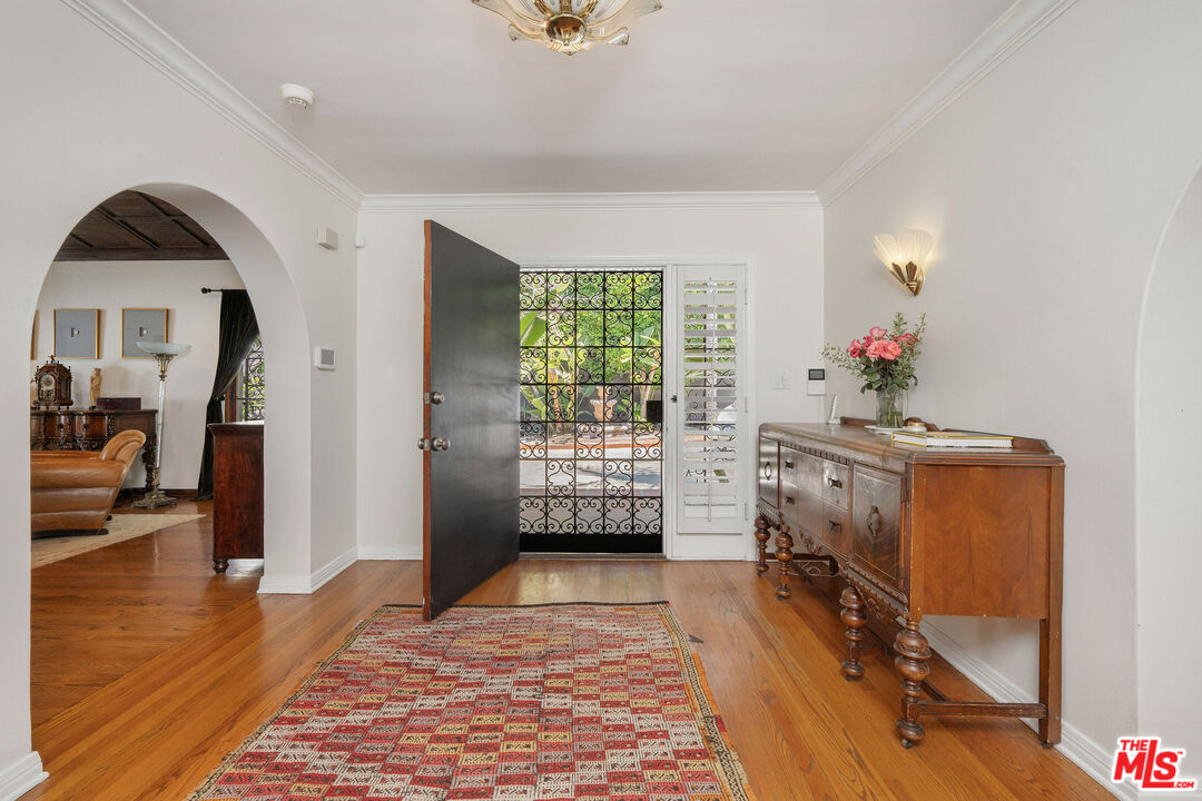 4734 Los Feliz Blvd