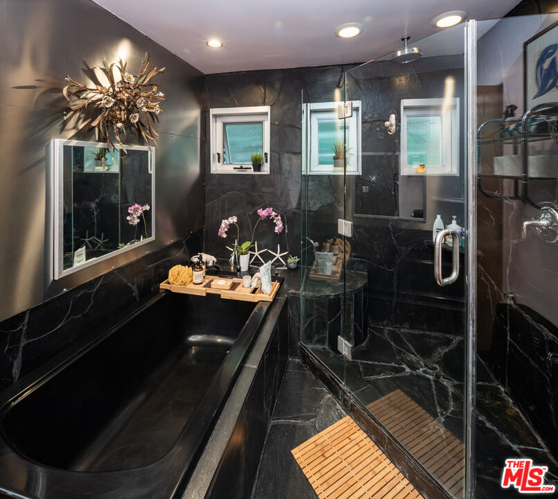 8147 Mulholland Ter