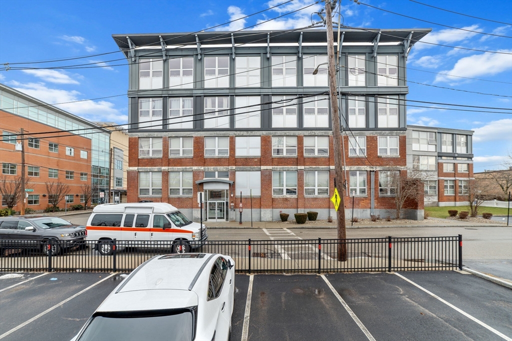 118 Holmes St # 205