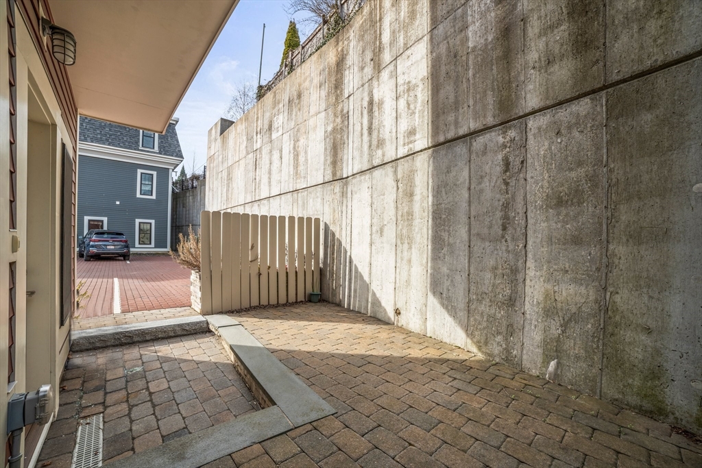 51 Pitman St # 1B
