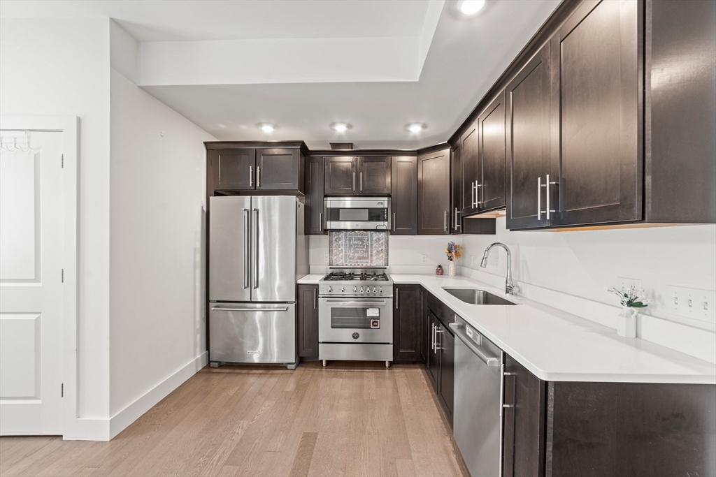 51 Pitman St # 1B
