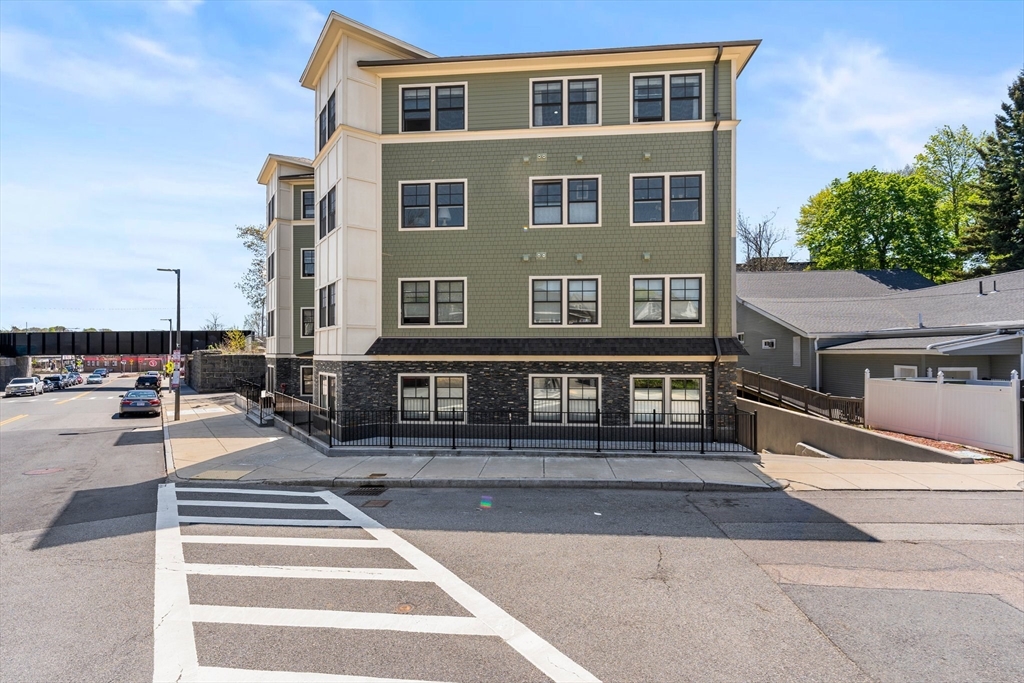 18 Robert Street # 11
