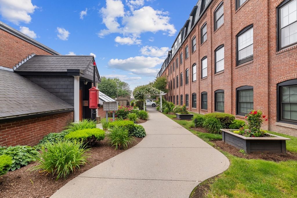 21 Linden St # 210