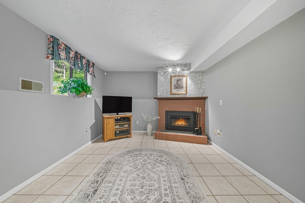 38 W Elm St
