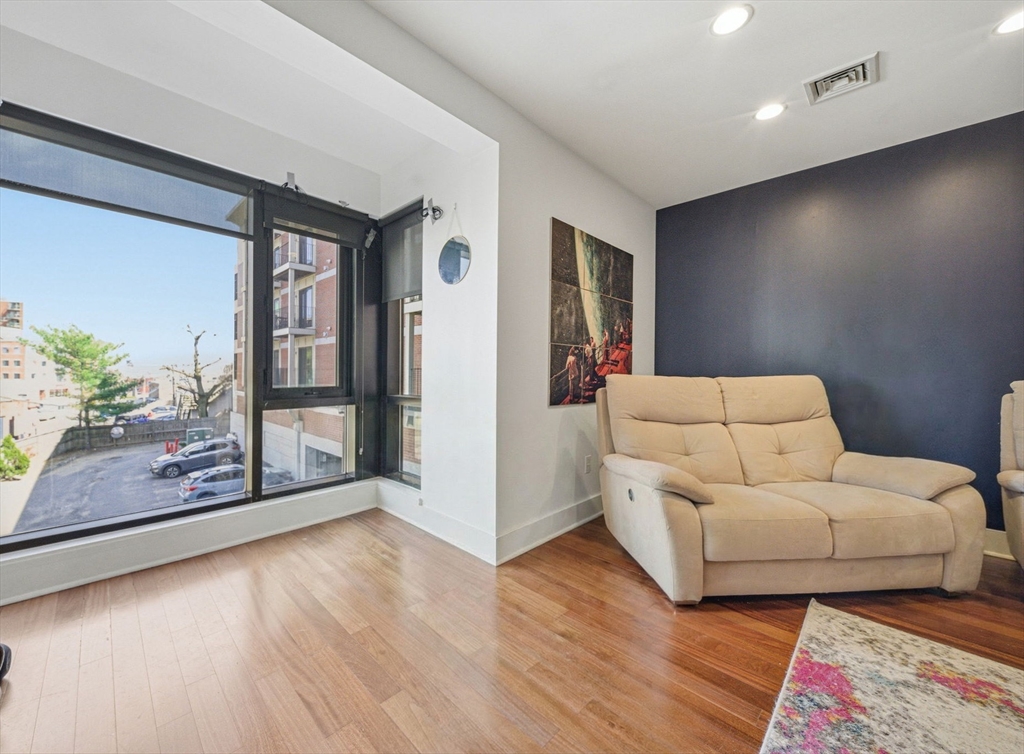 533 Cambridge St # 105