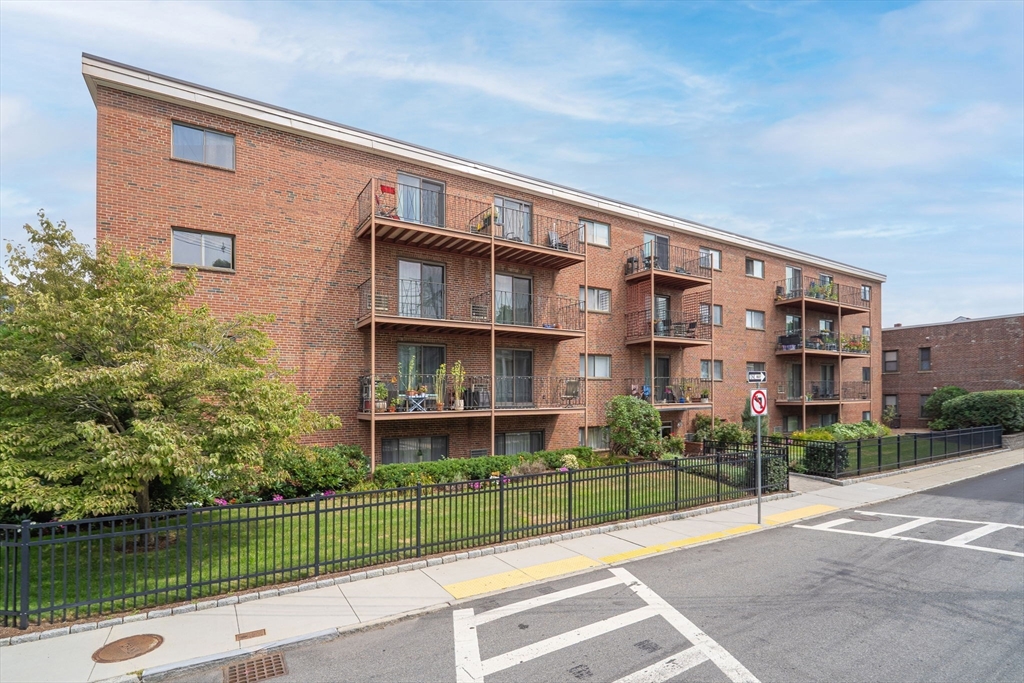 26 Waverly St # 405