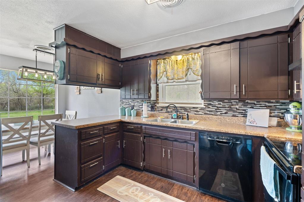 885 Oakridge Drive