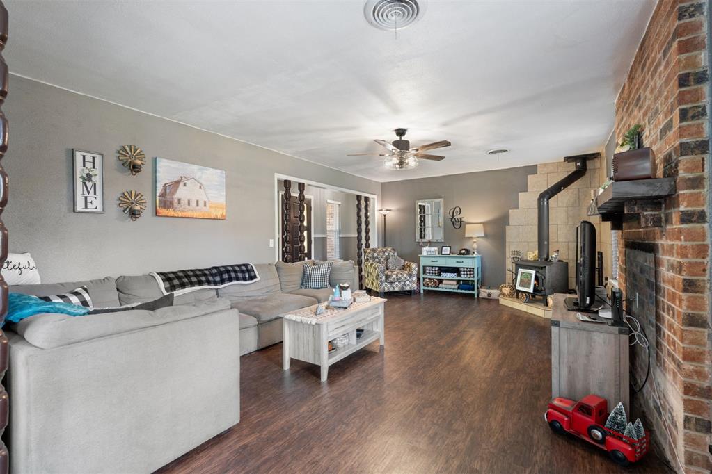 885 Oakridge Drive