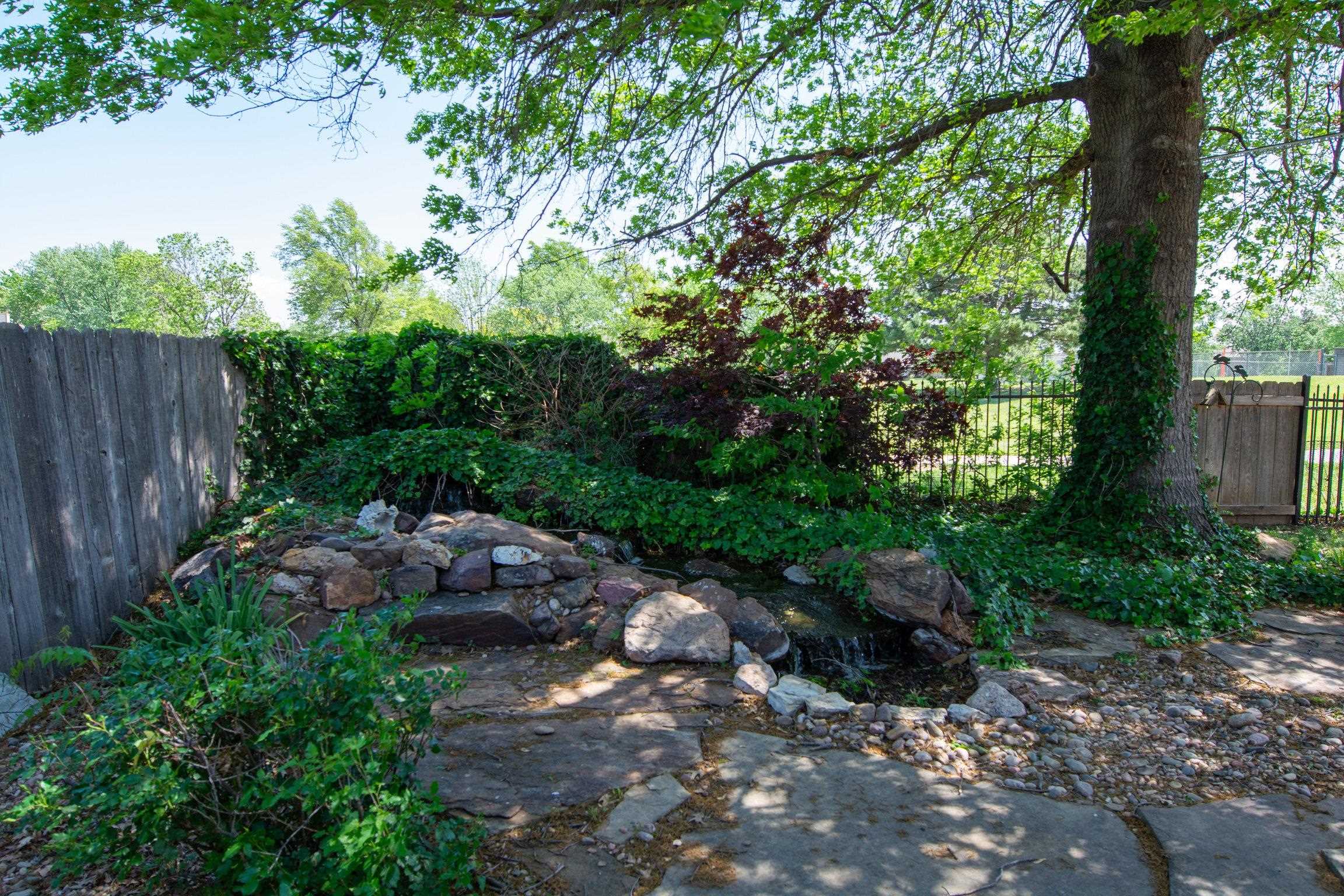 124 N Tarabury Ln
