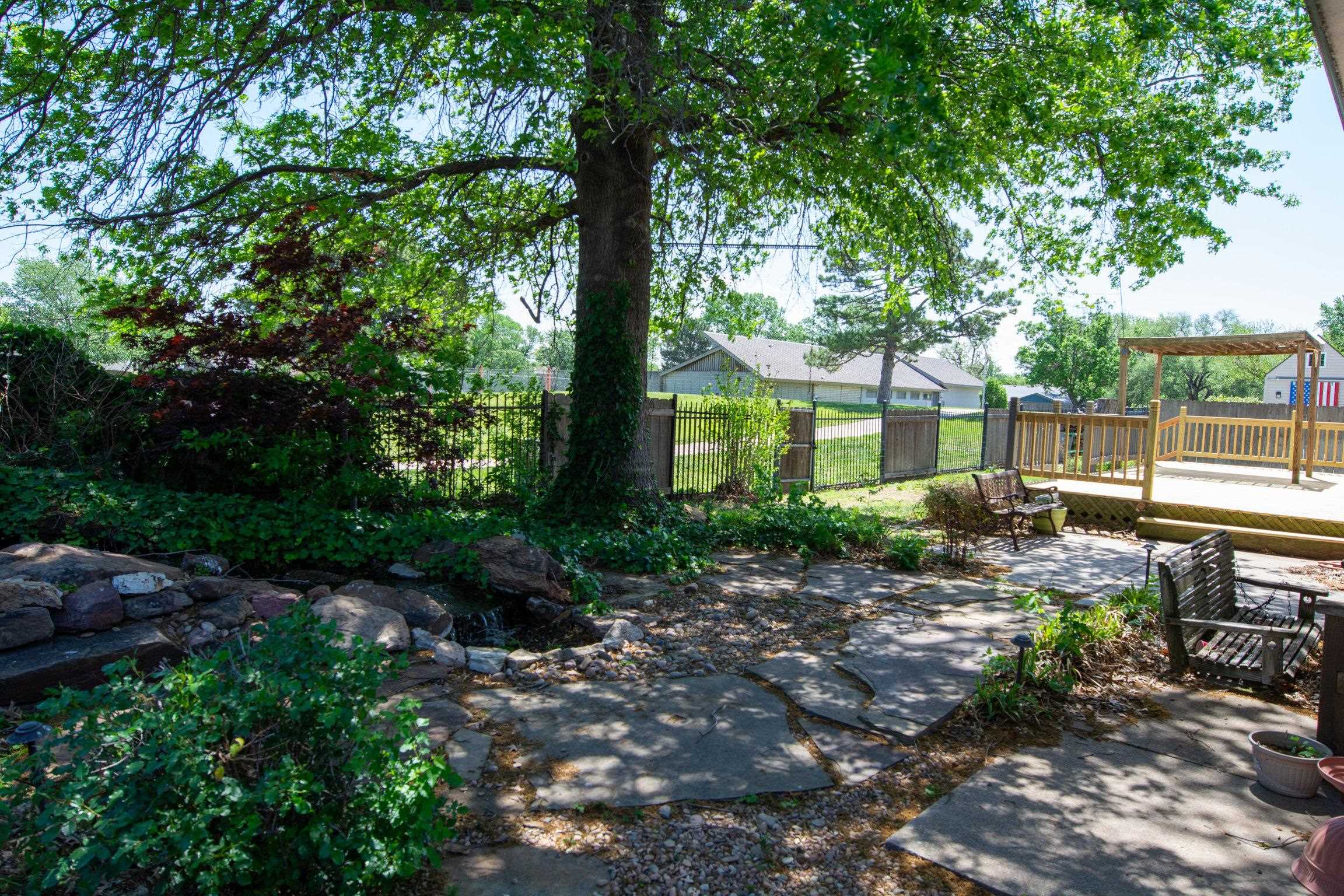 124 N Tarabury Ln