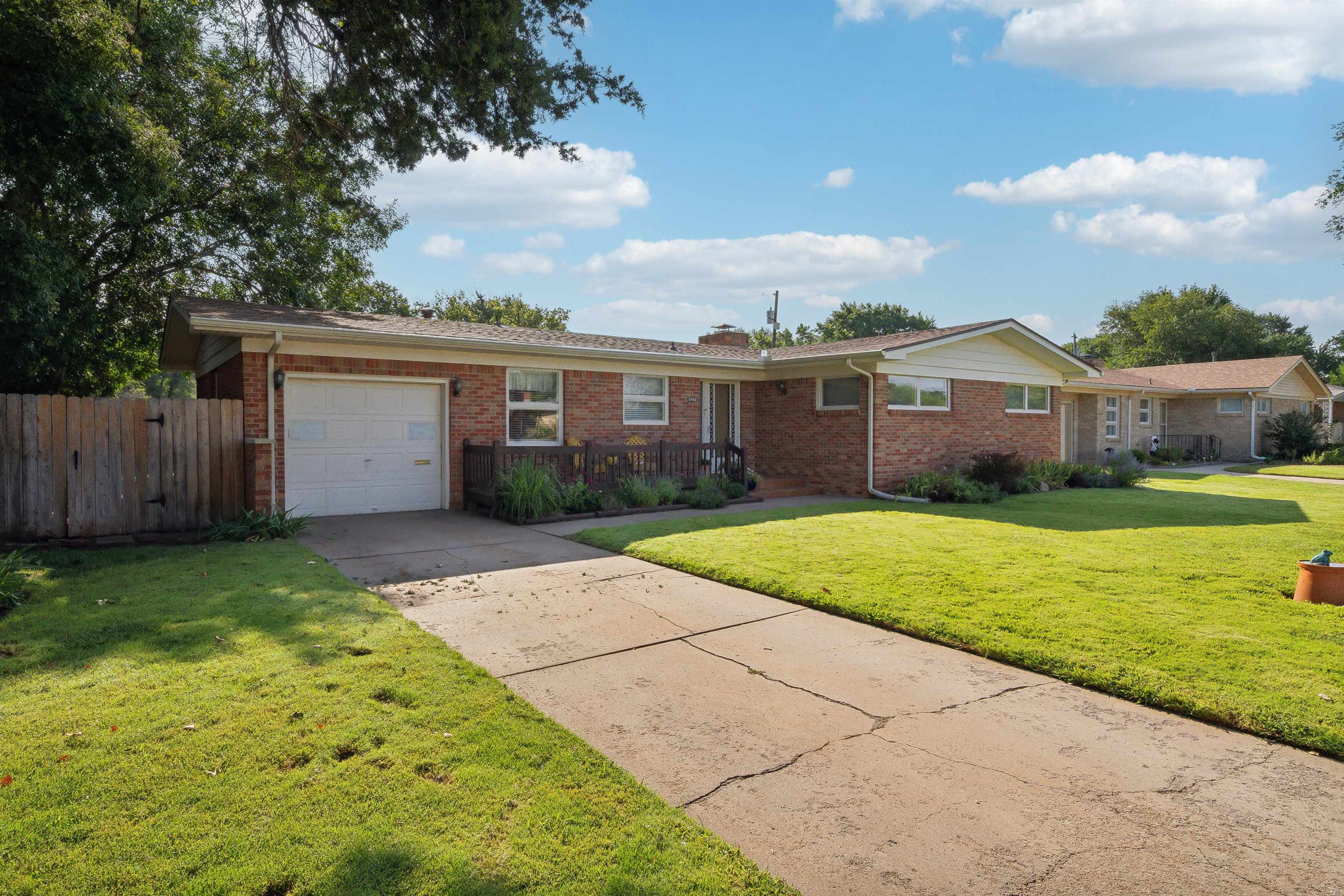 2482 N Riverlawn Dr