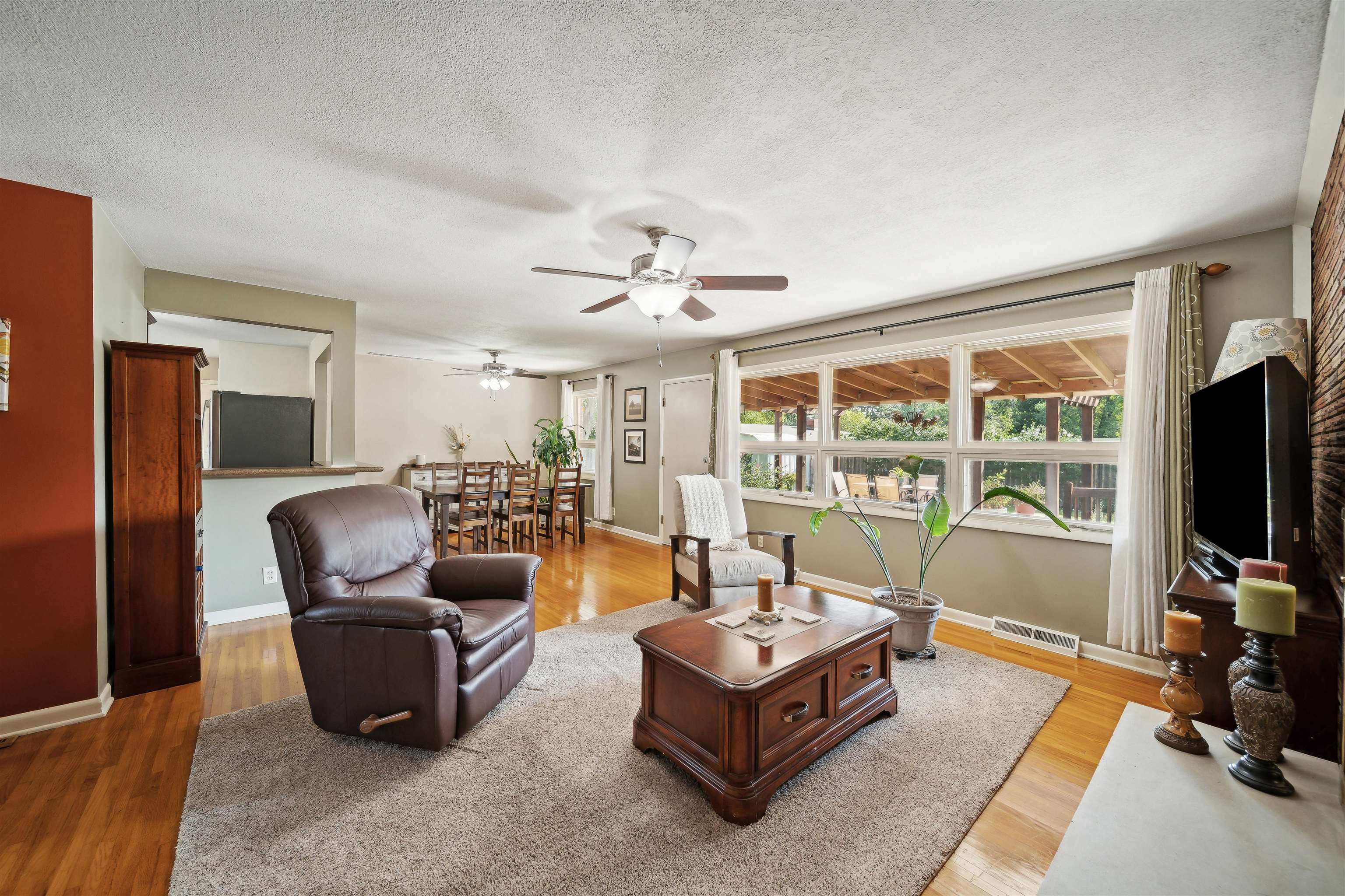 2482 N Riverlawn Dr