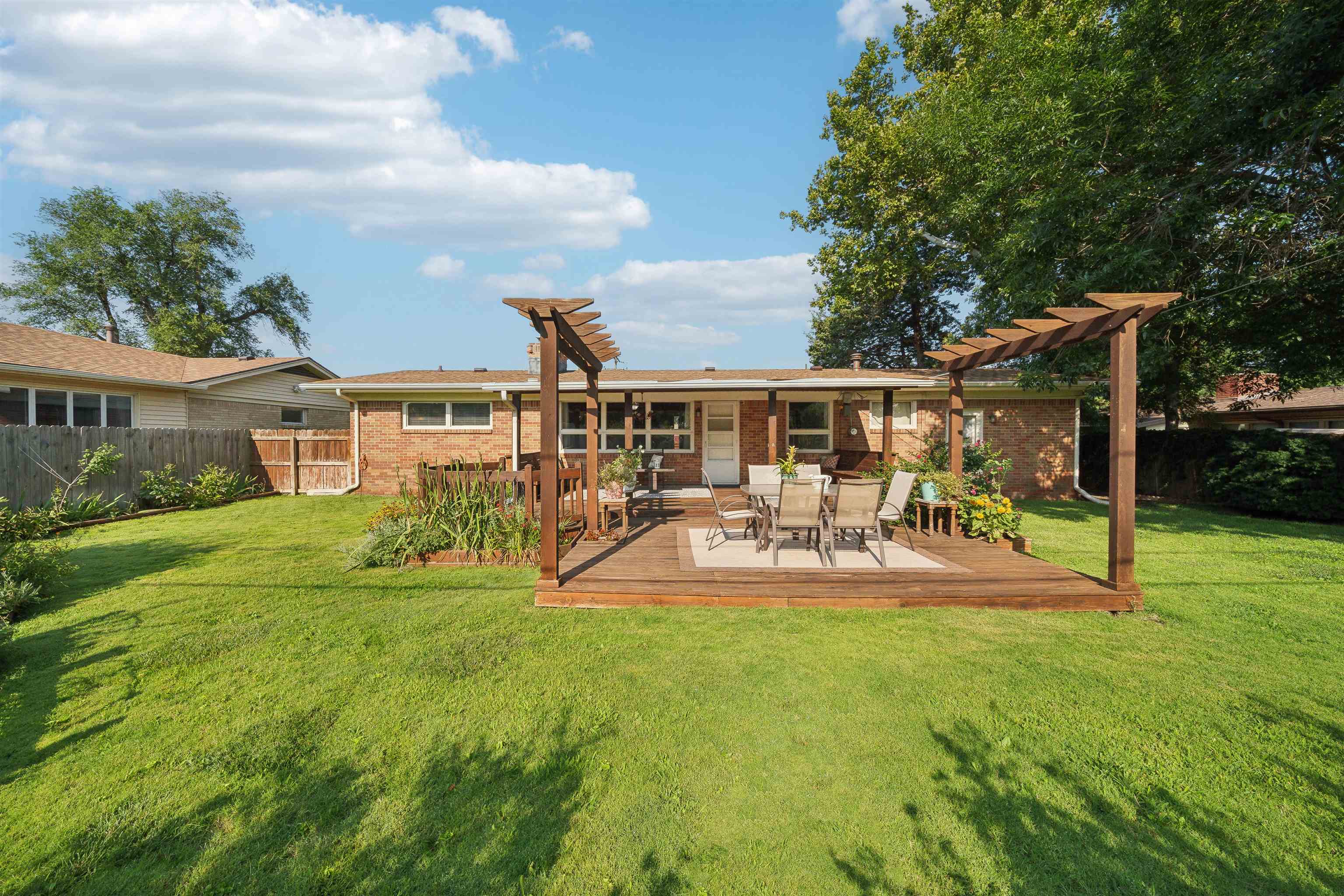 2482 N Riverlawn Dr