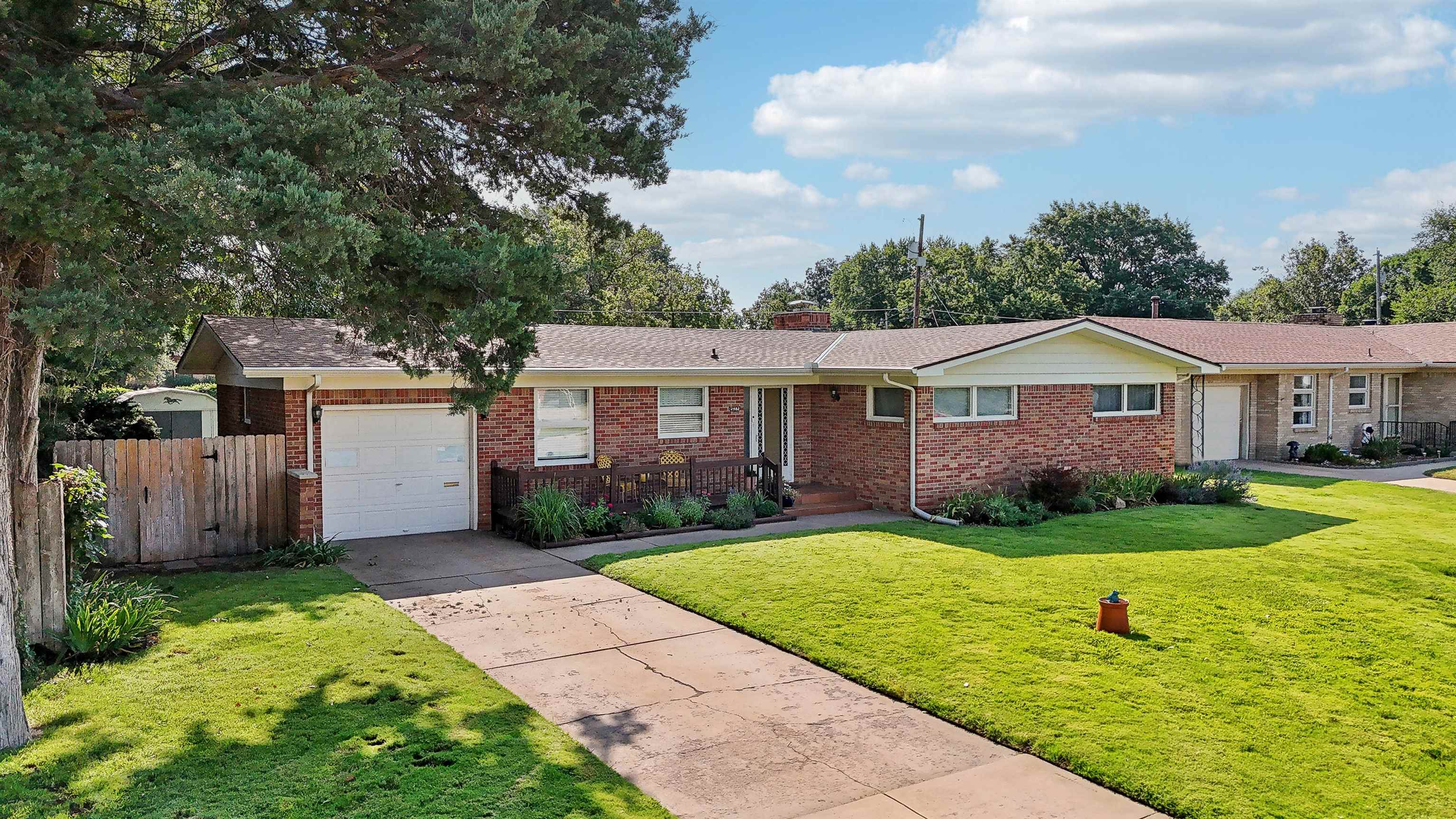 2482 N Riverlawn Dr