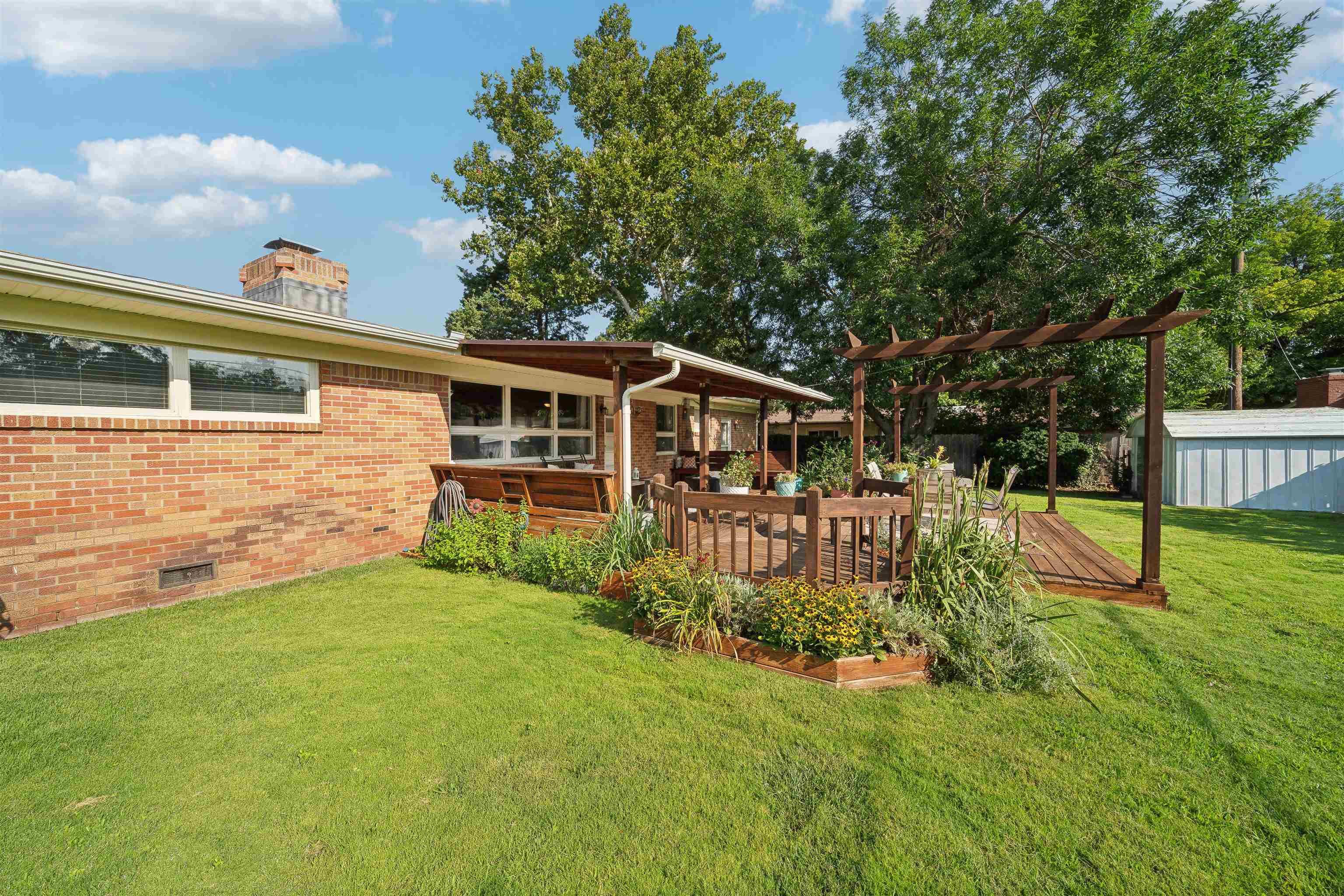 2482 N Riverlawn Dr