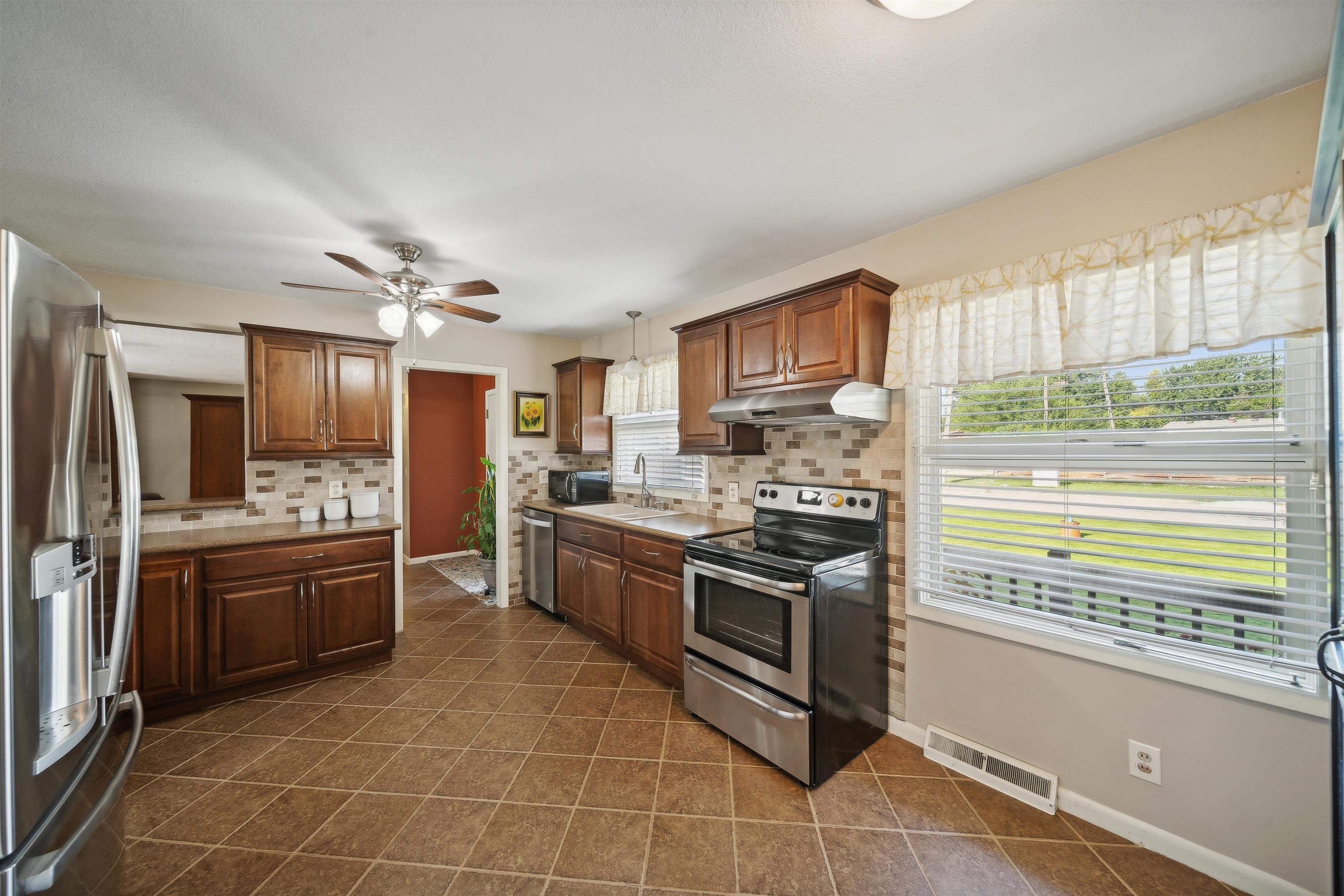 2482 N Riverlawn Dr
