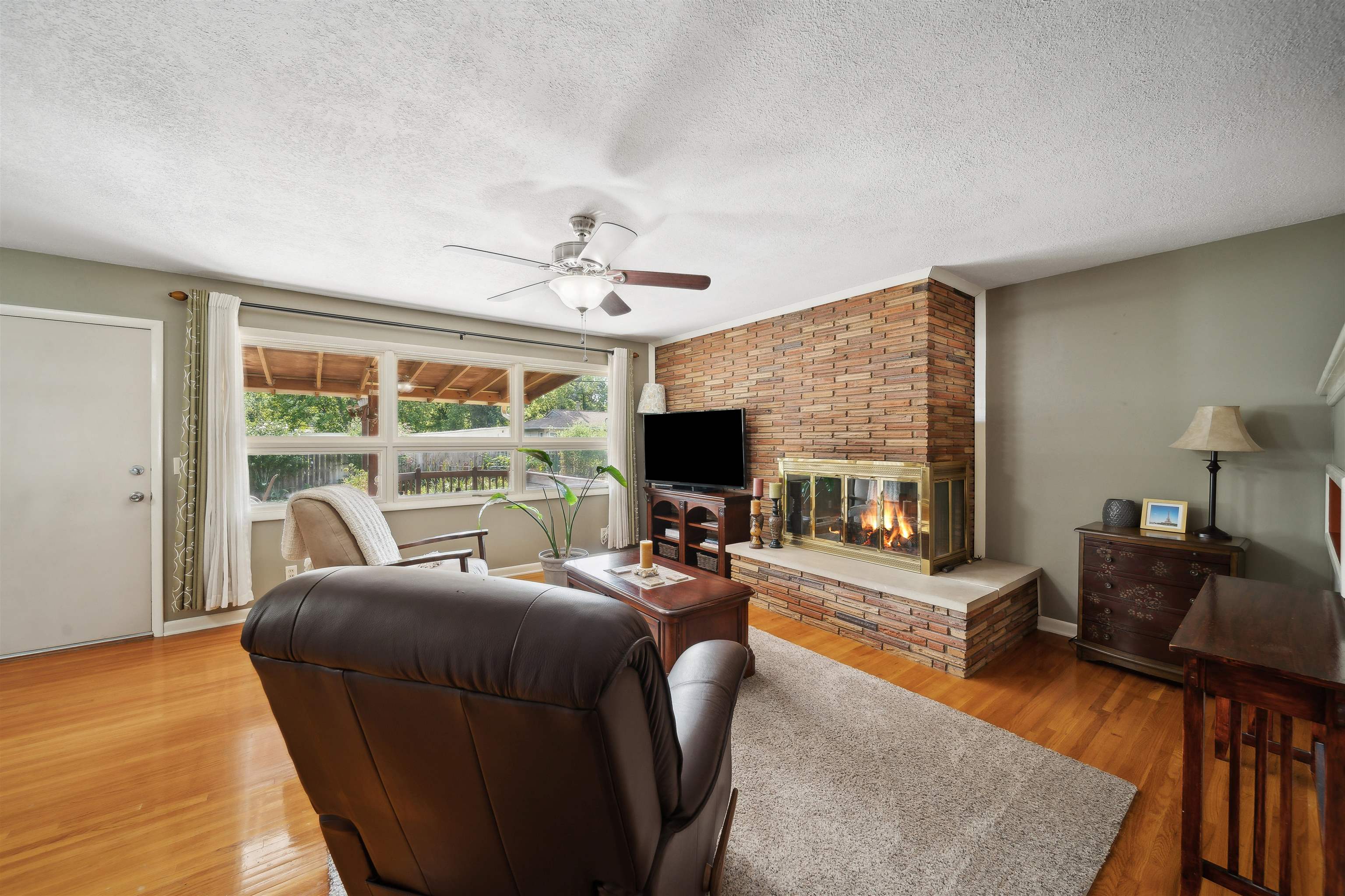 2482 N Riverlawn Dr