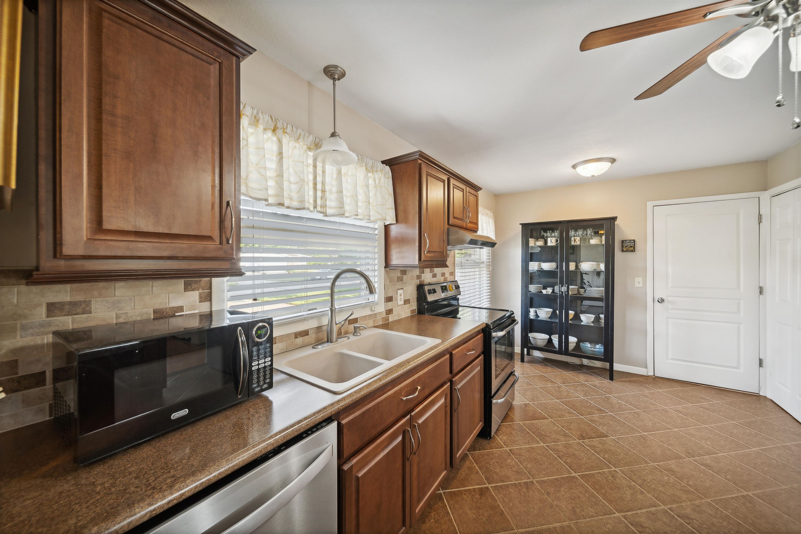 2482 N Riverlawn Dr