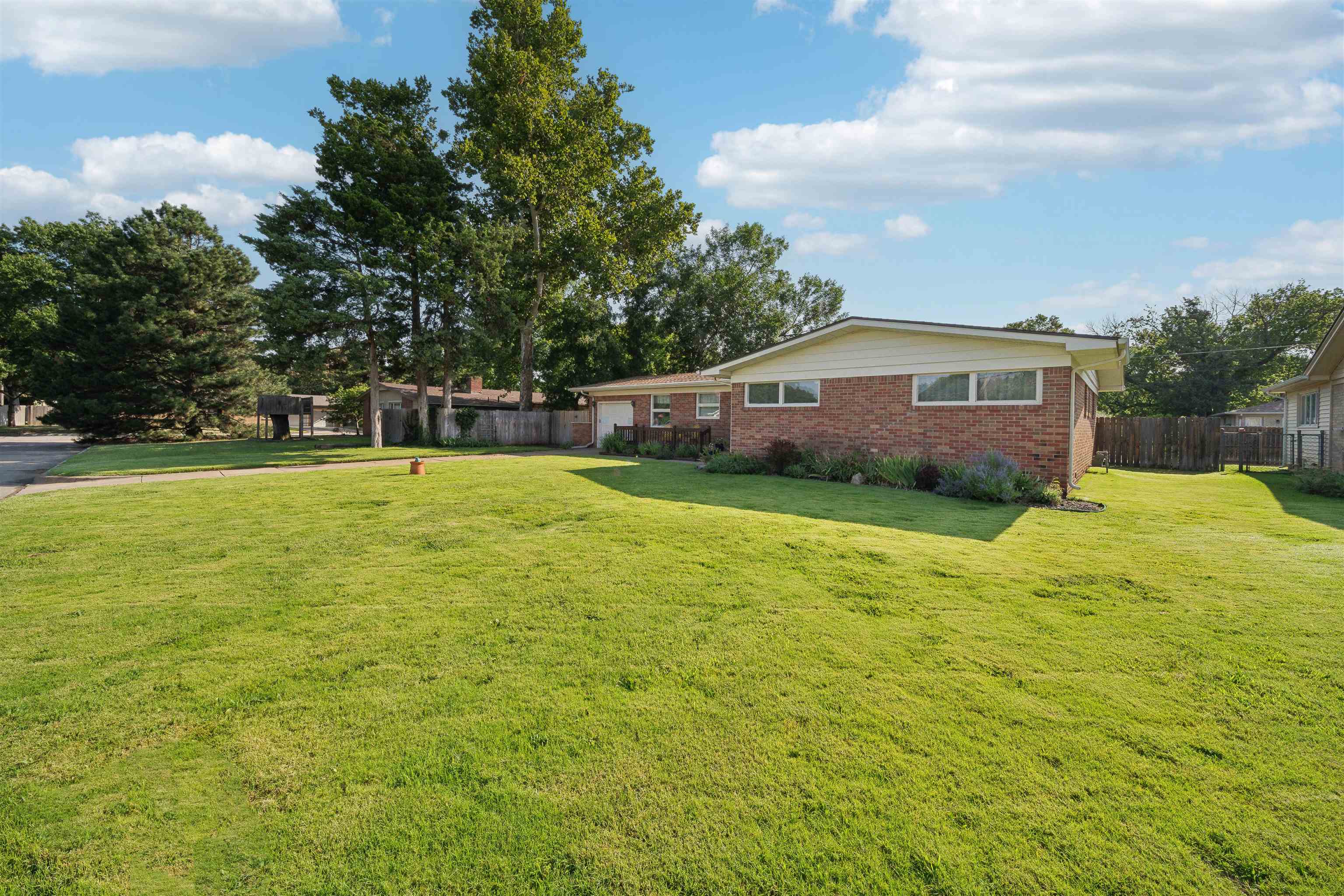 2482 N Riverlawn Dr
