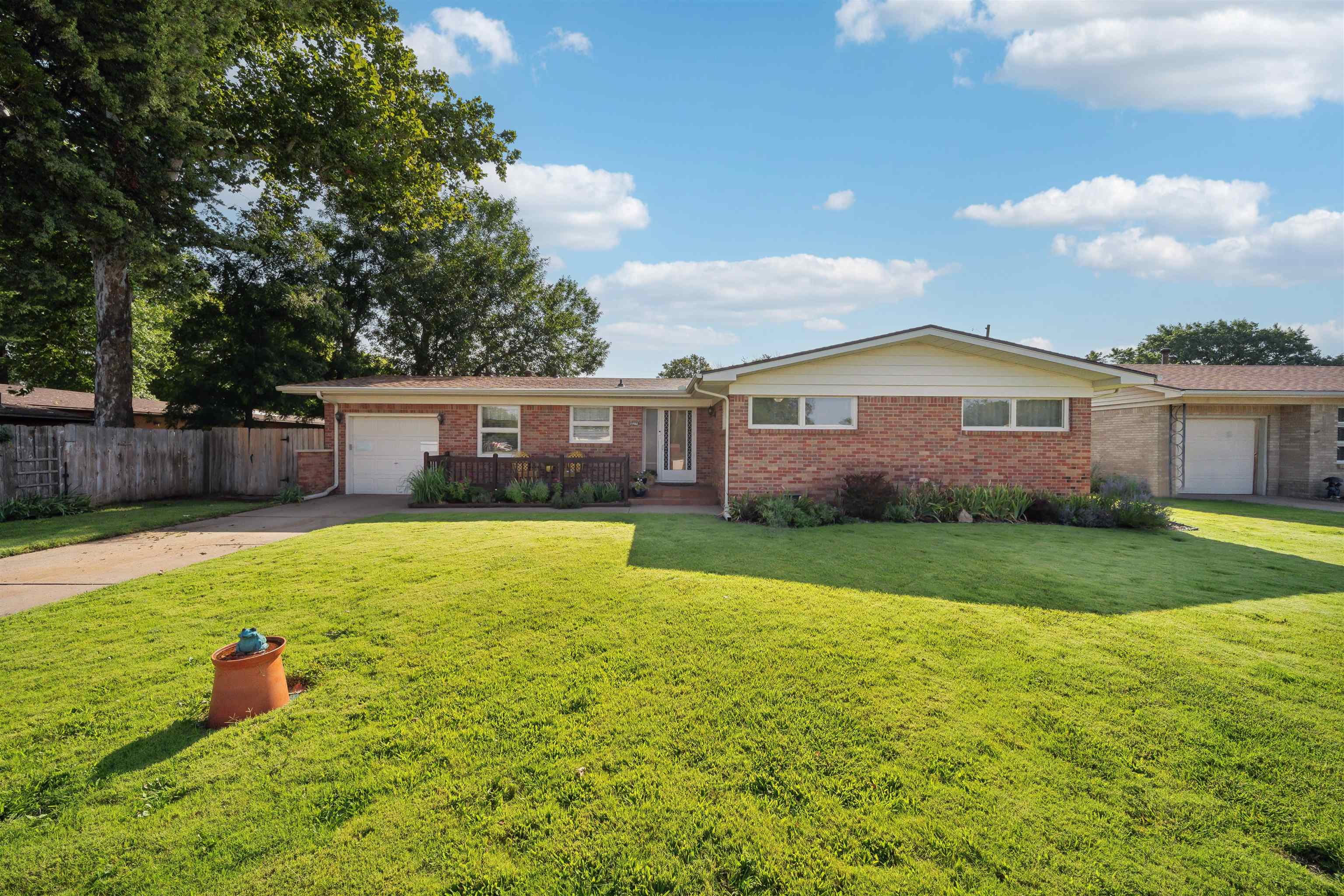 2482 N Riverlawn Dr