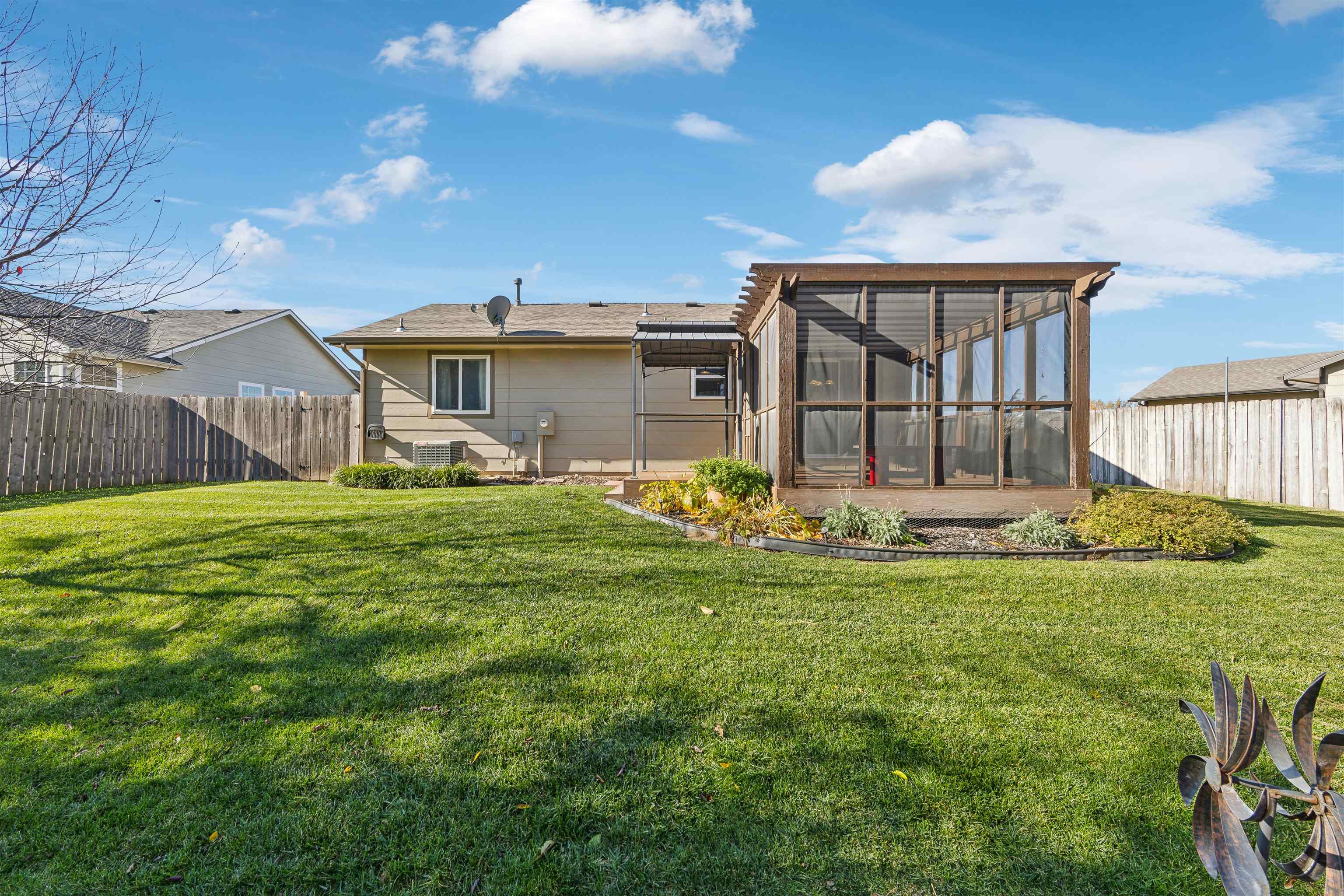 11218 W Carr Ct