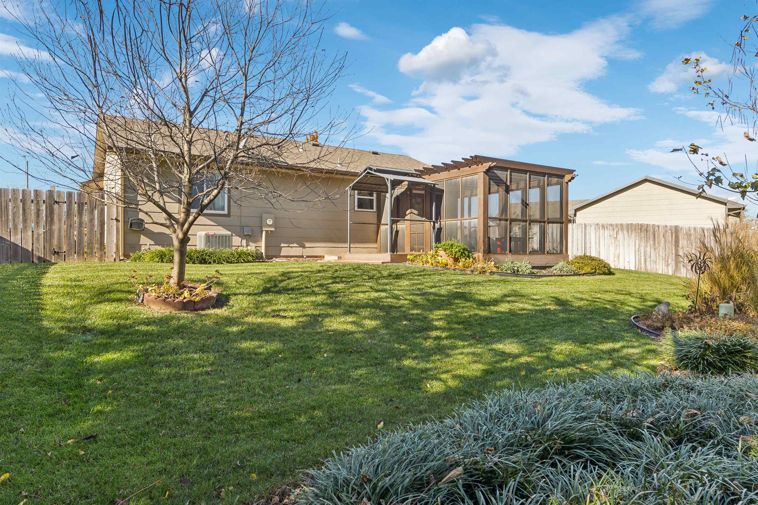 11218 W Carr Ct