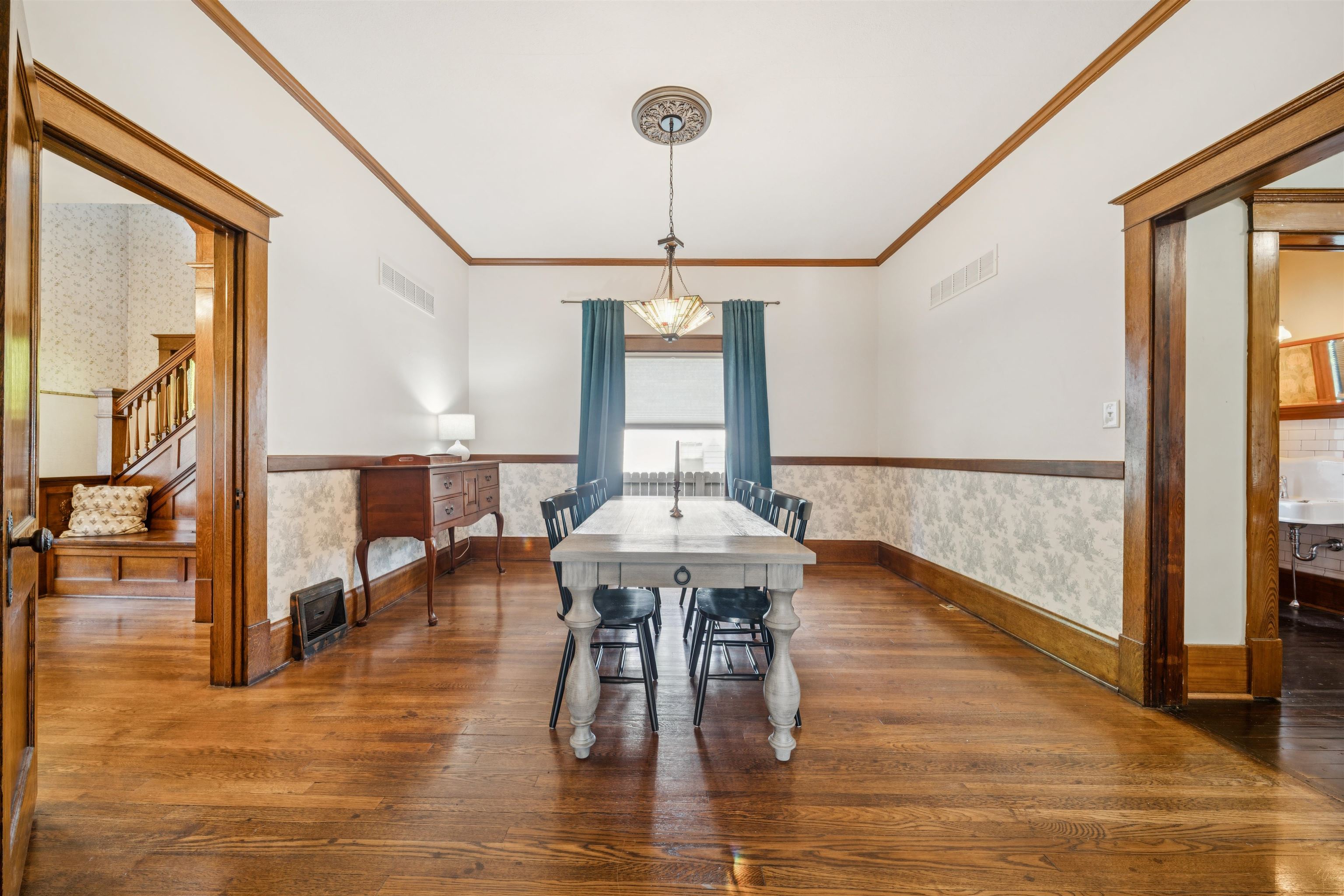1919 W Douglas Ave