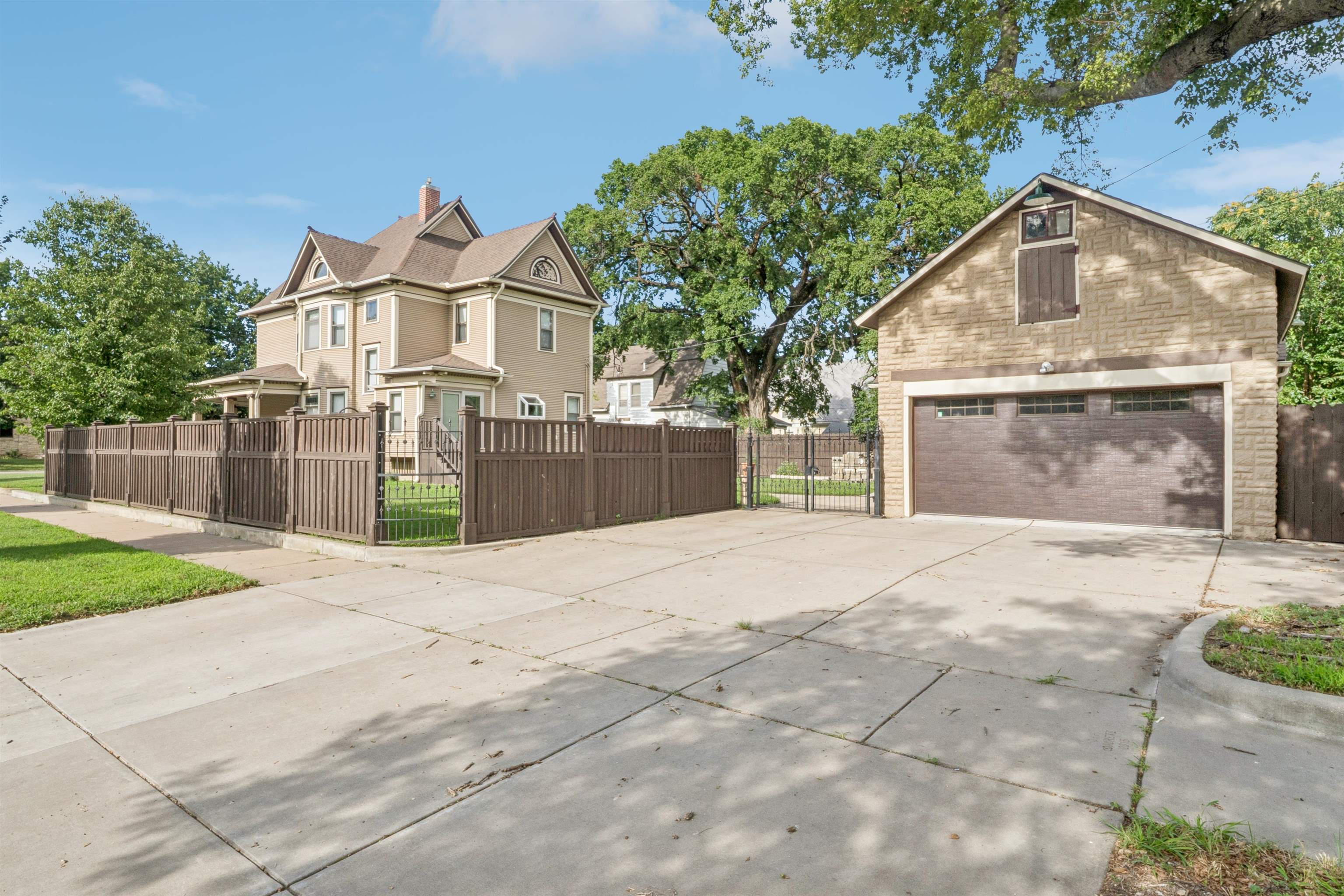 1919 W Douglas Ave