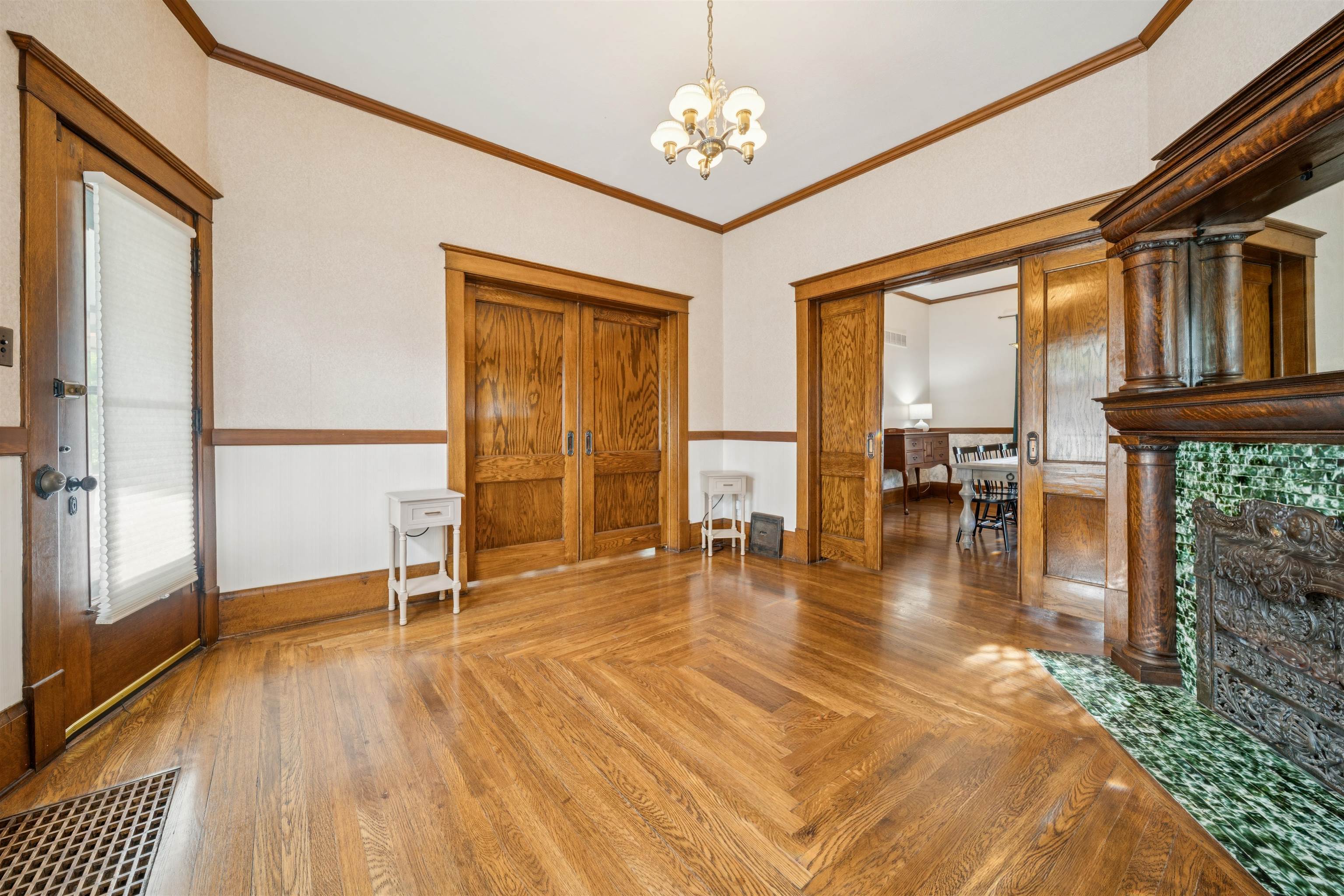 1919 W Douglas Ave