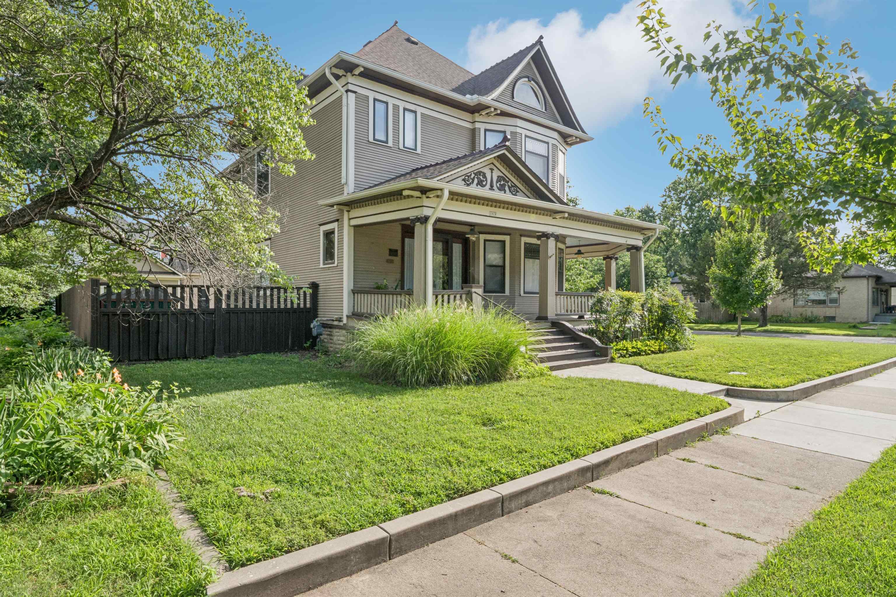 1919 W Douglas Ave
