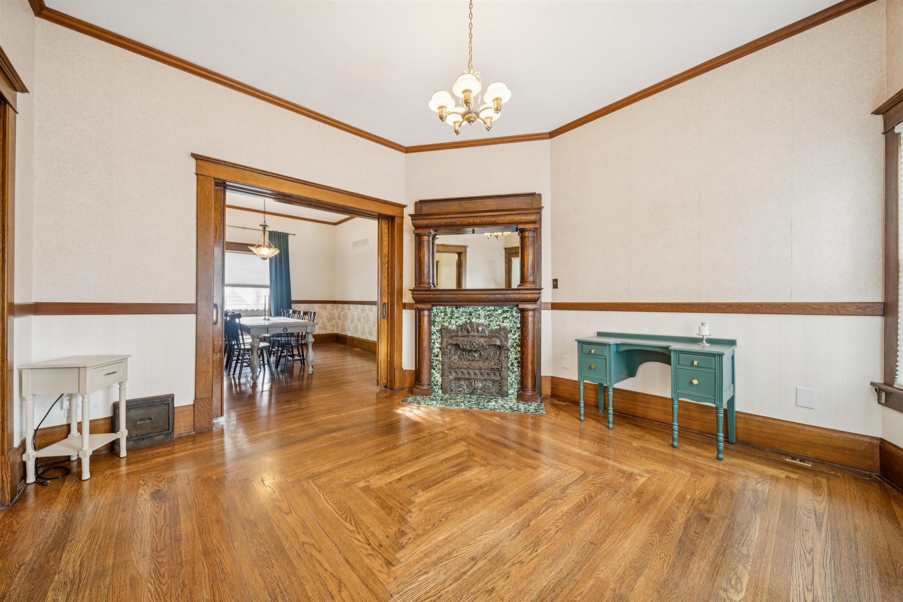 1919 W Douglas Ave