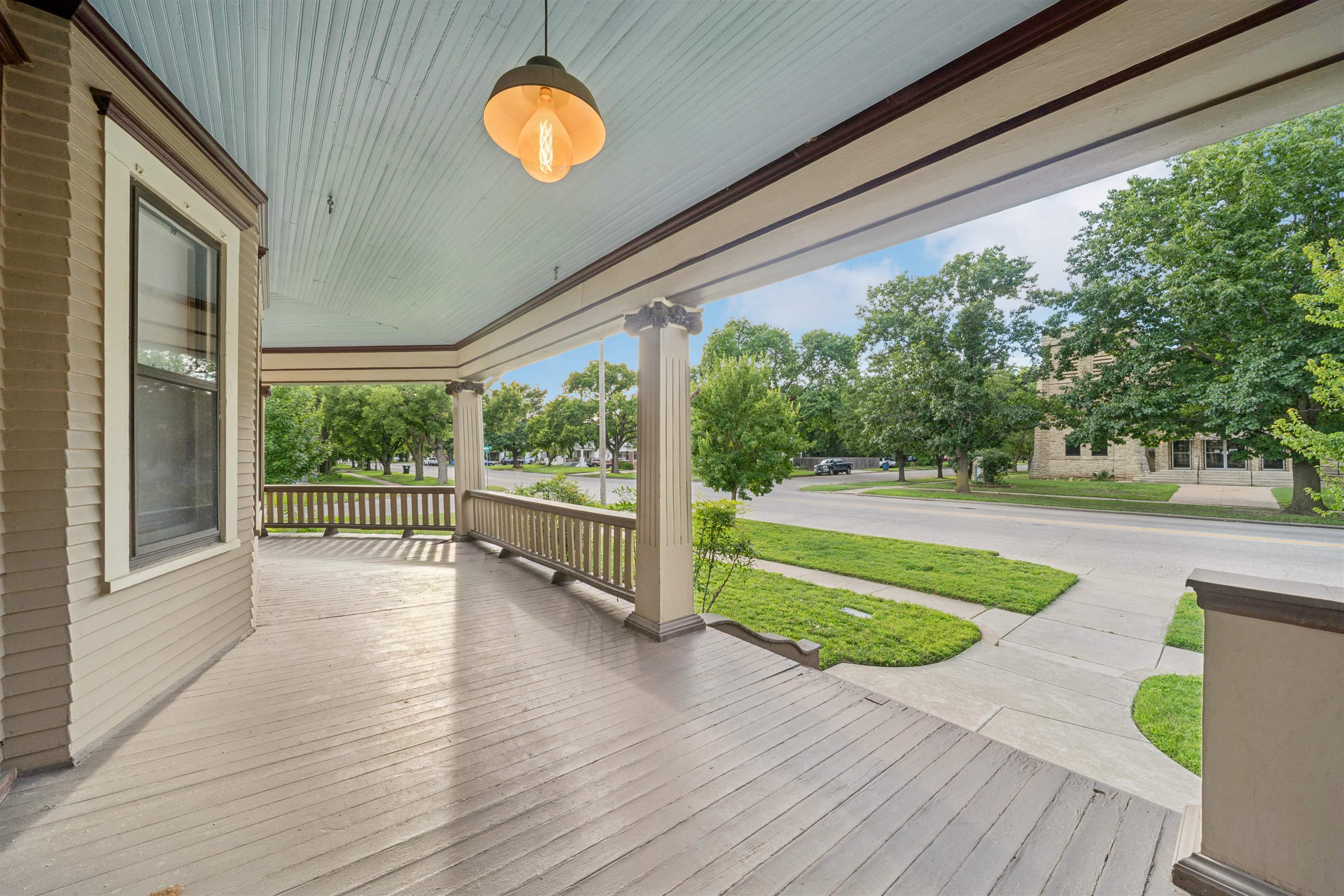 1919 W Douglas Ave