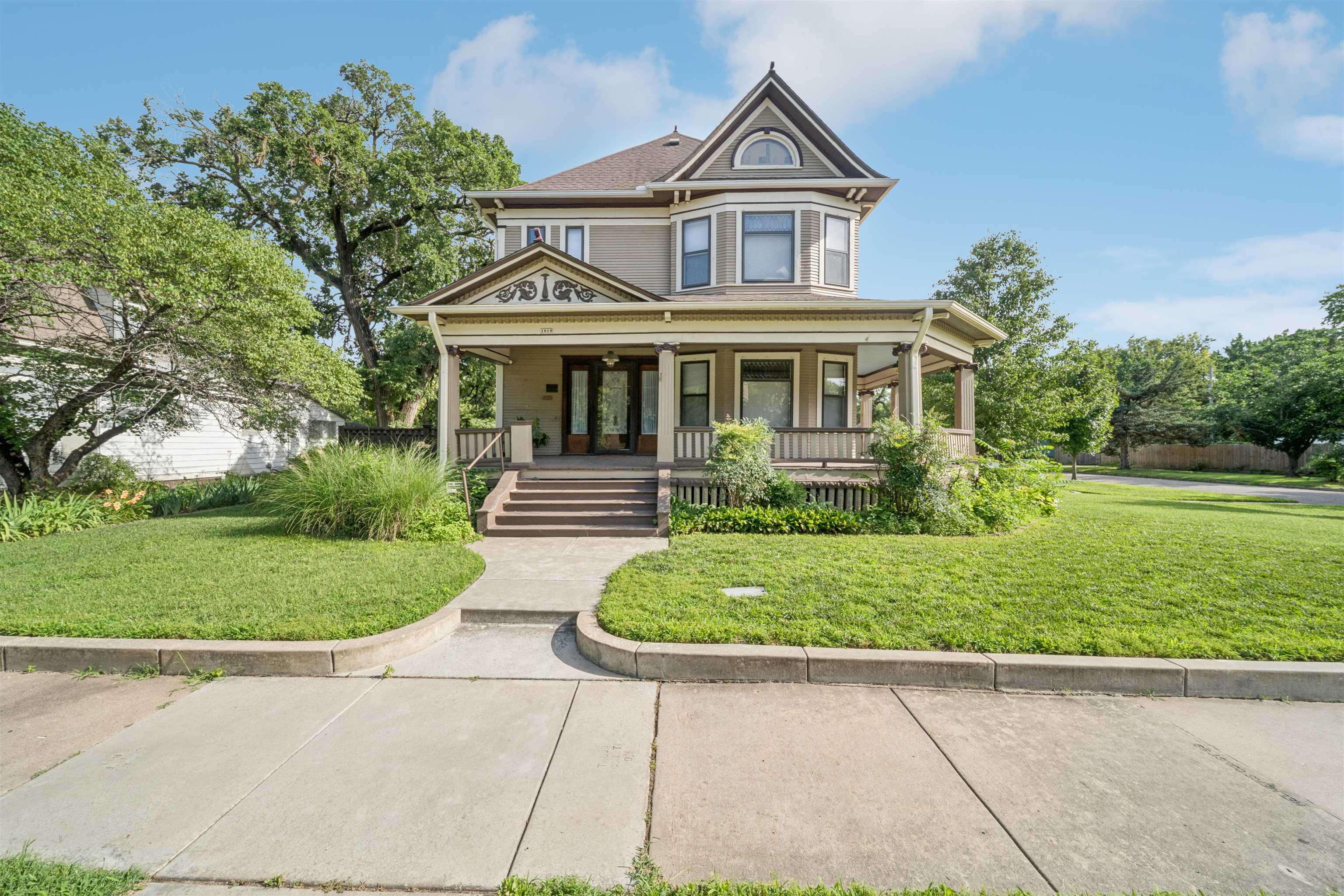 1919 W Douglas Ave