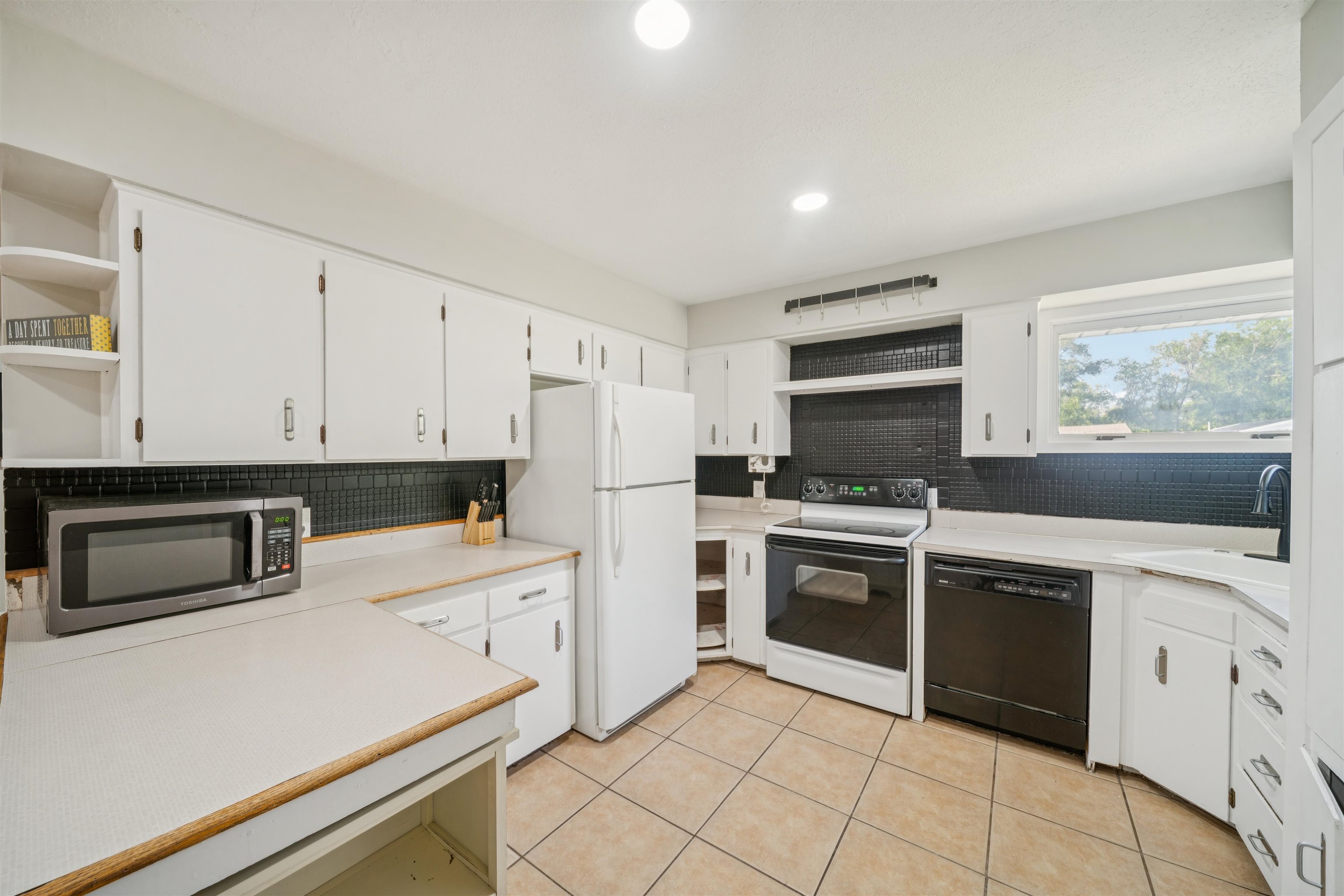 4 W Rolling Hills Dr