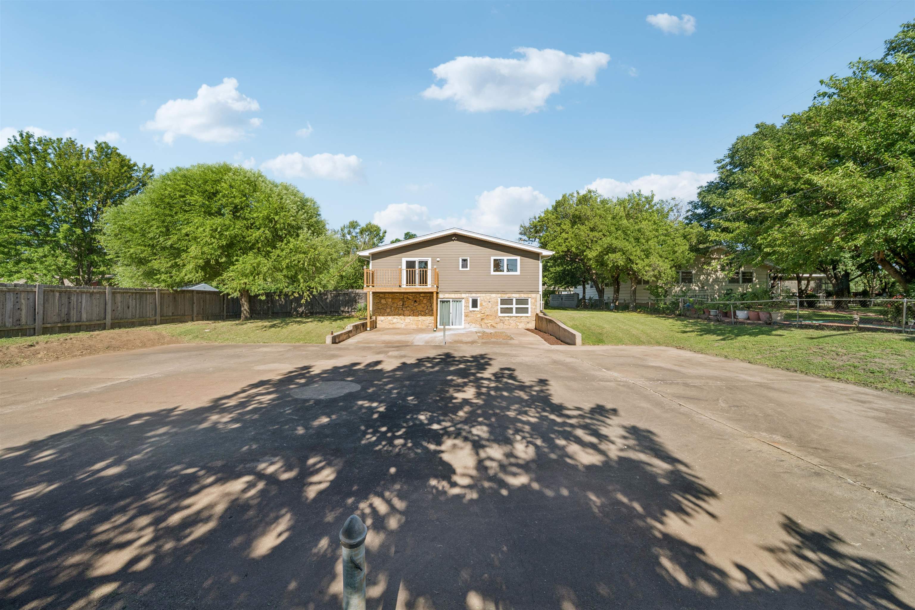 4 W Rolling Hills Dr