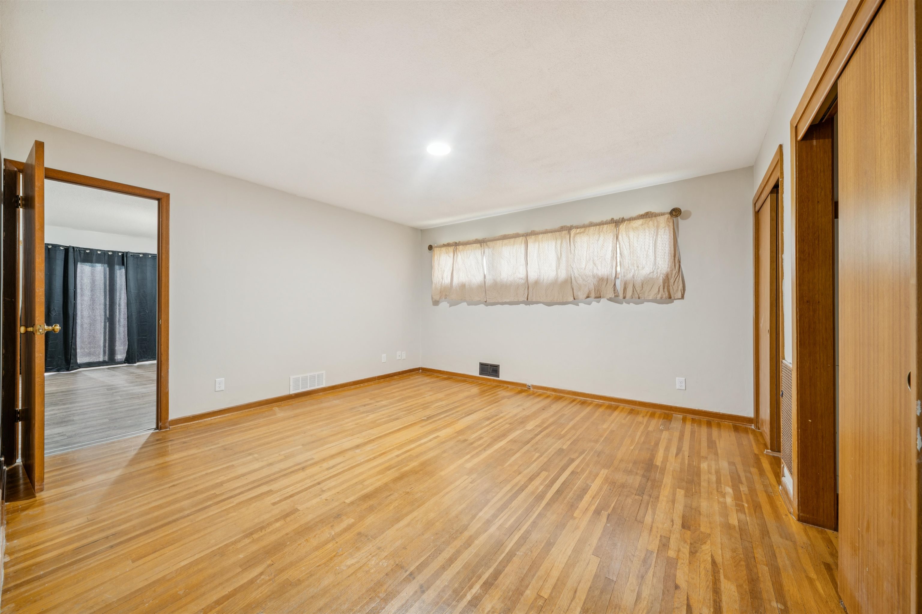 4 W Rolling Hills Dr