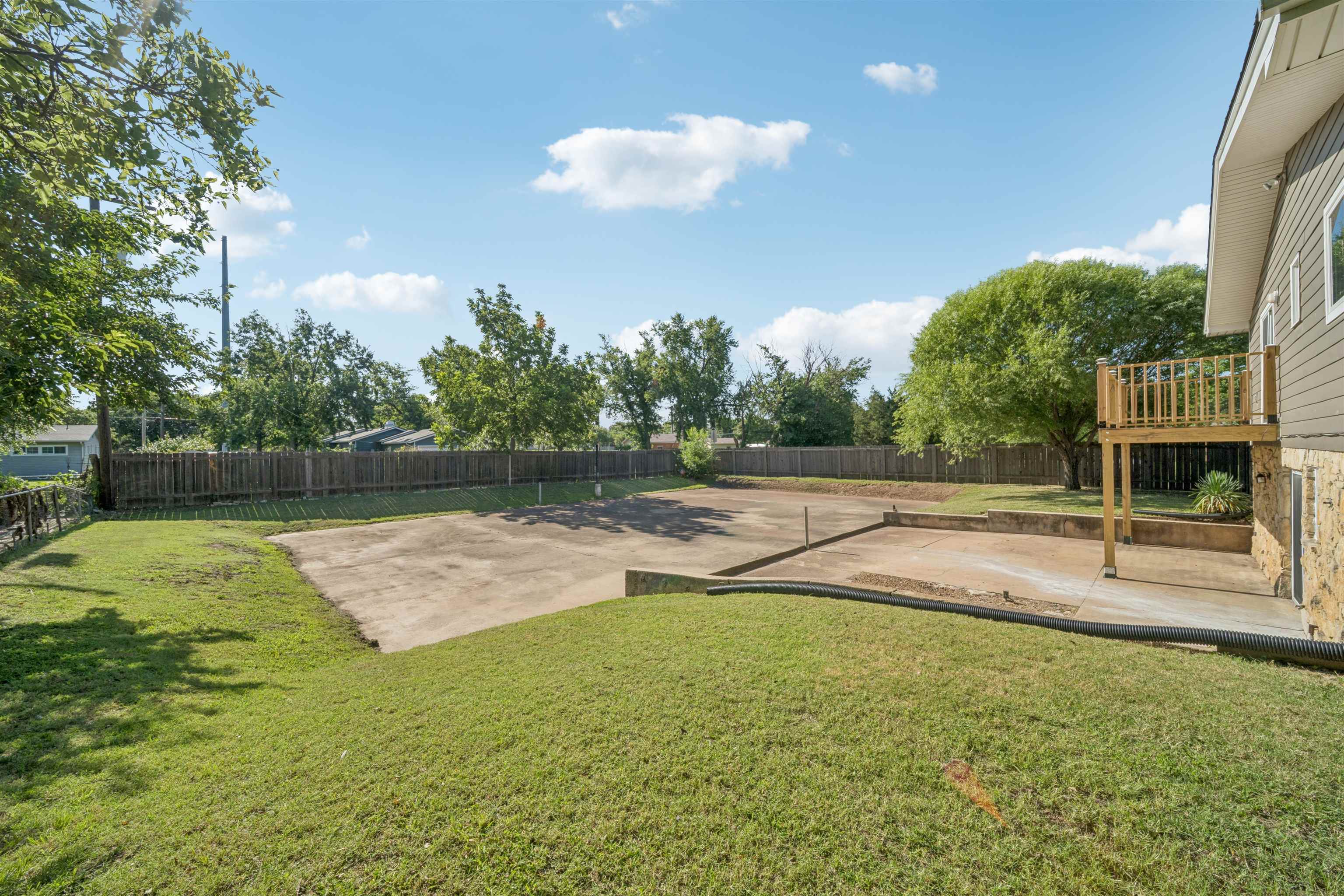 4 W Rolling Hills Dr