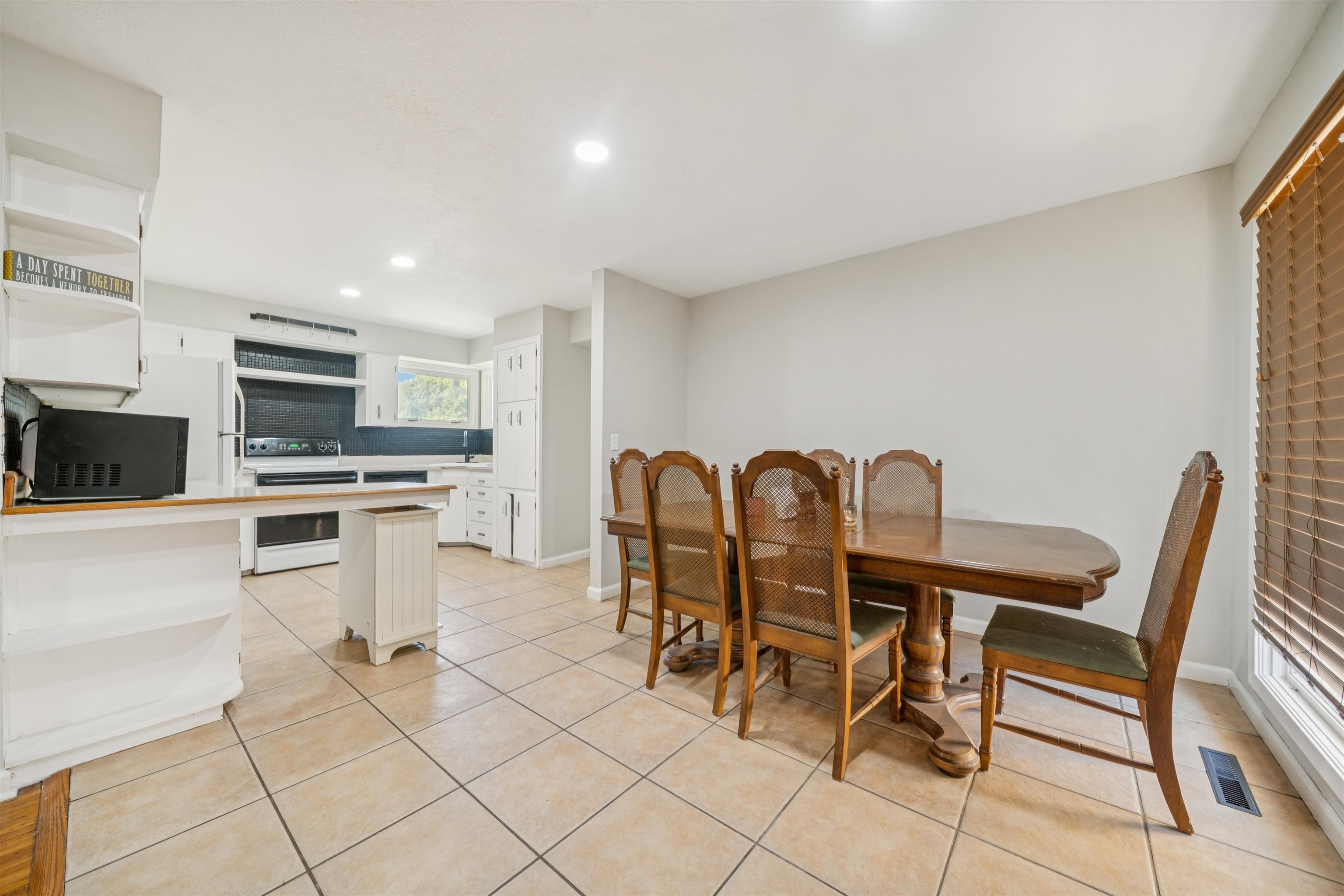 4 W Rolling Hills Dr