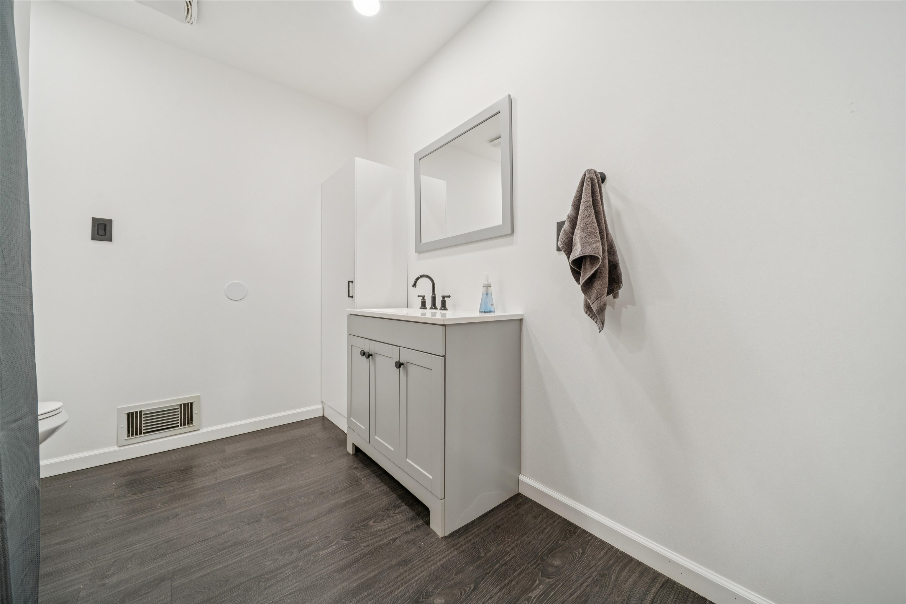 4 W Rolling Hills Dr