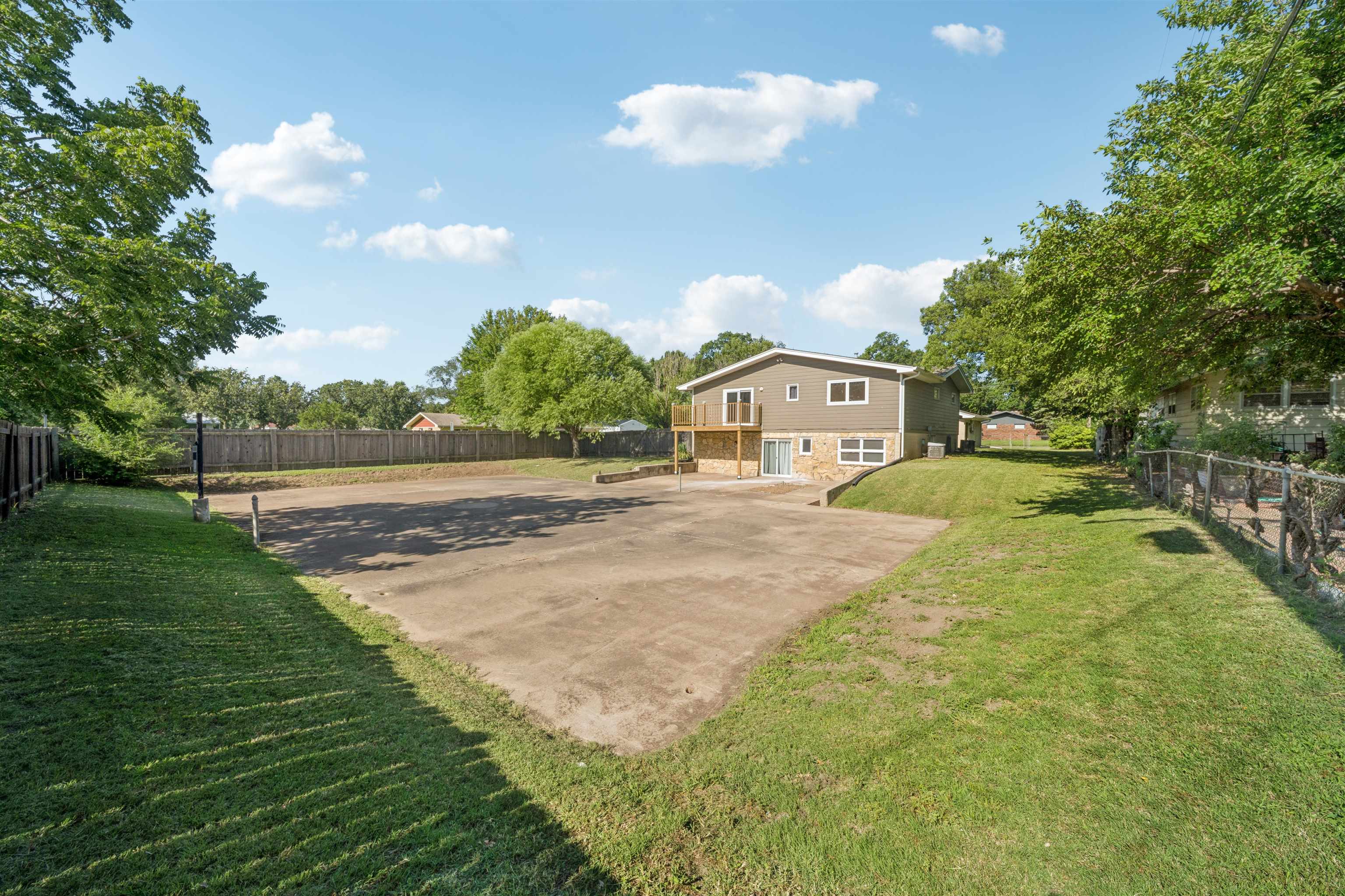 4 W Rolling Hills Dr